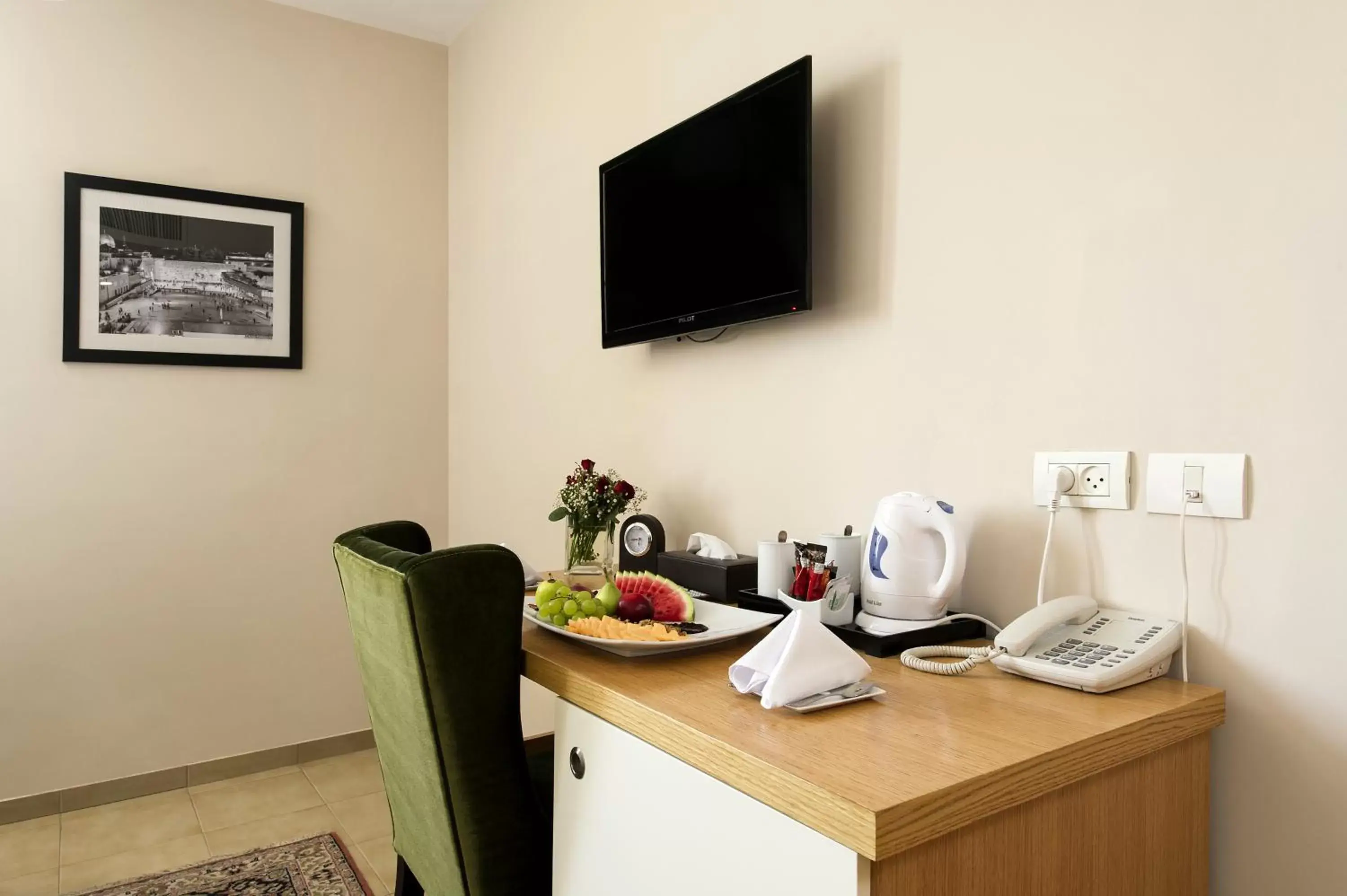 Coffee/tea facilities, TV/Entertainment Center in The Sephardic House Hotel in The Jewish Quarter