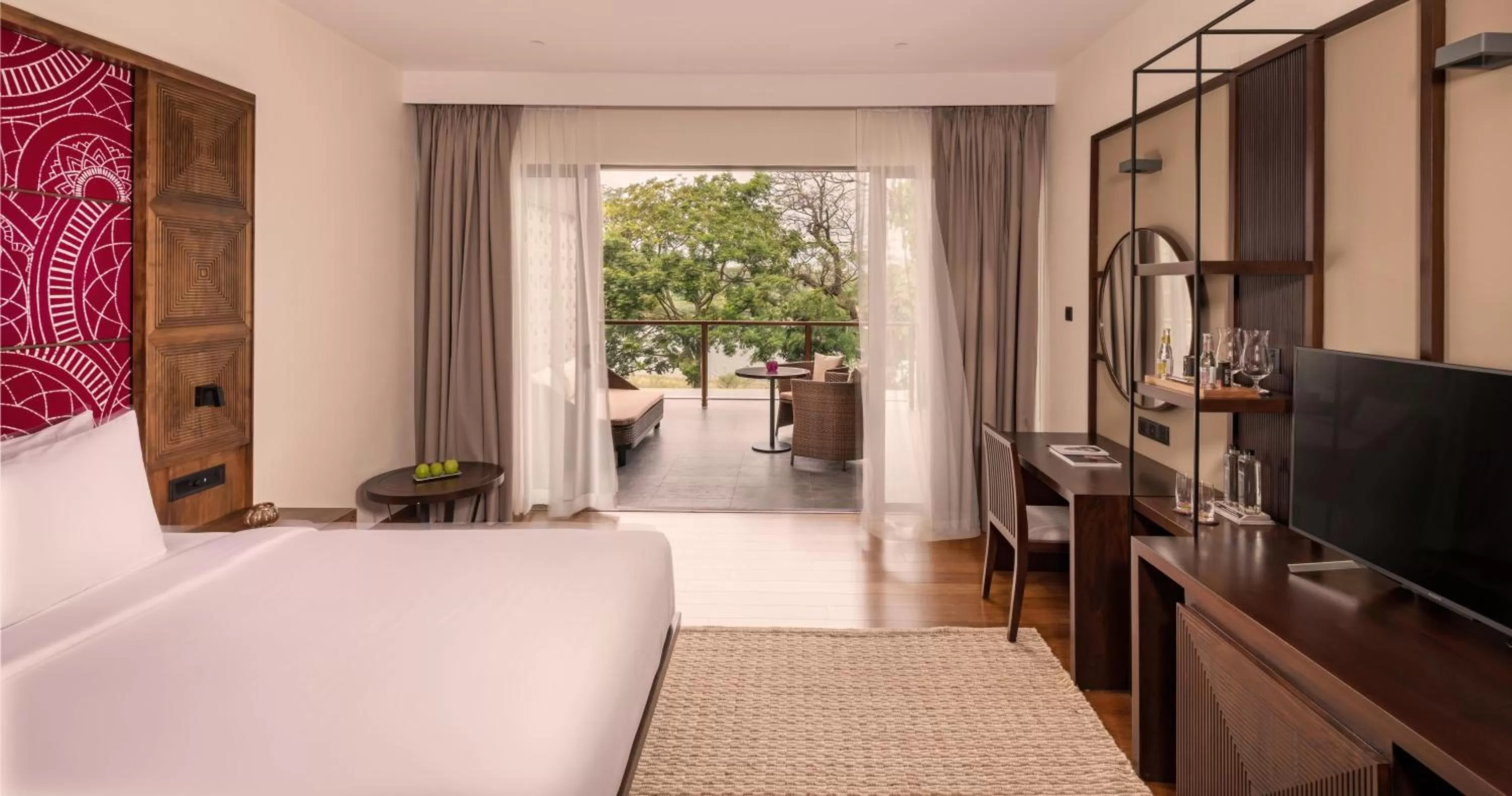 Balcony/Terrace, Bed in Jetwing Kandy Gallery, A Luxury Reserve