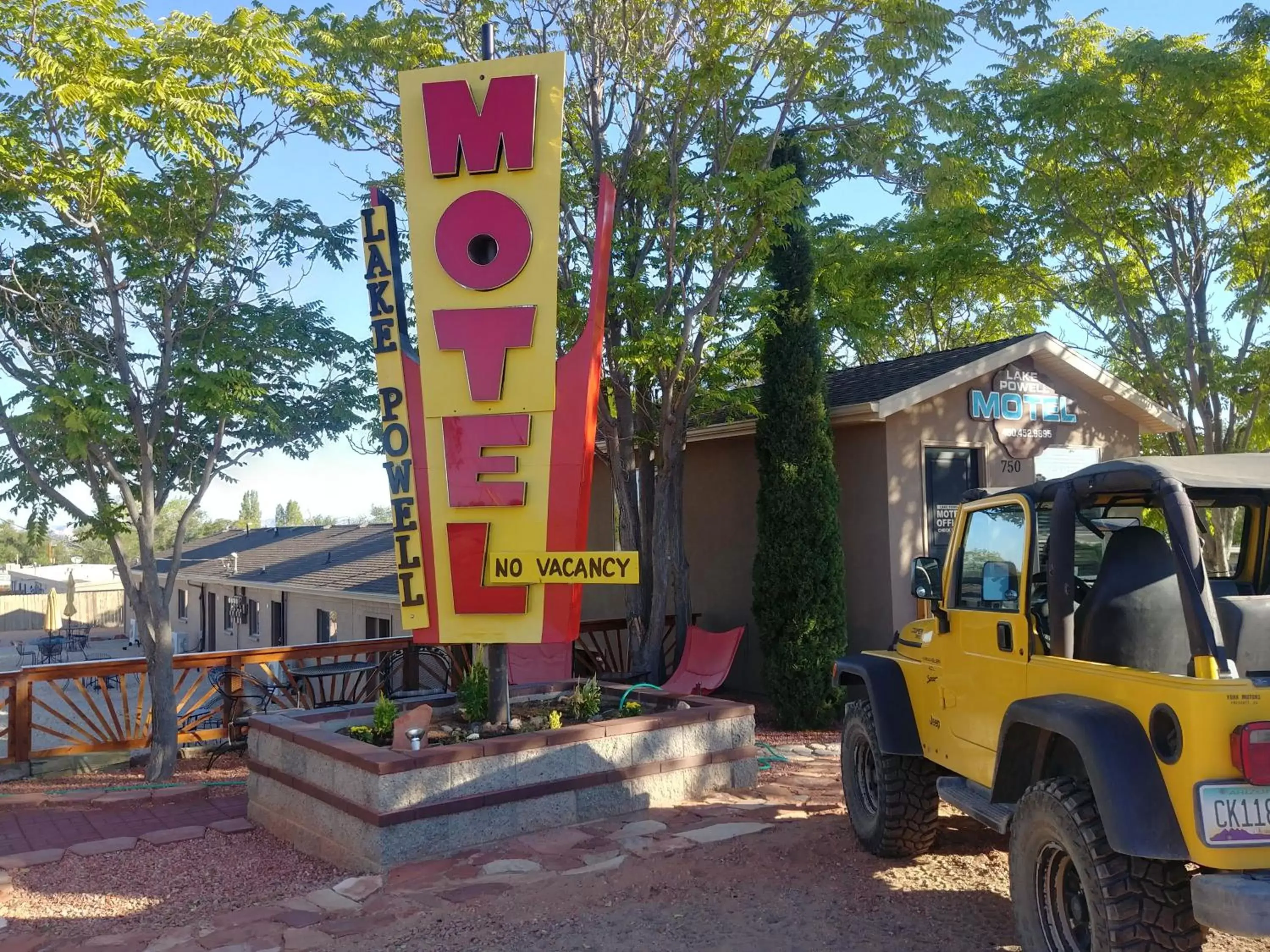 Summer in Lake Powell Motel & Apartments