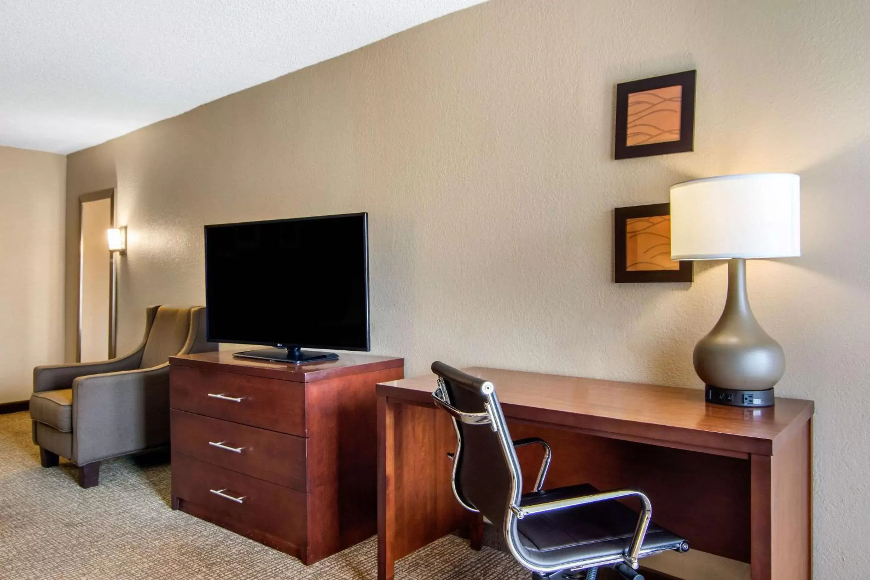 Photo of the whole room, TV/Entertainment Center in Comfort Inn Sandy Springs – Perimeter