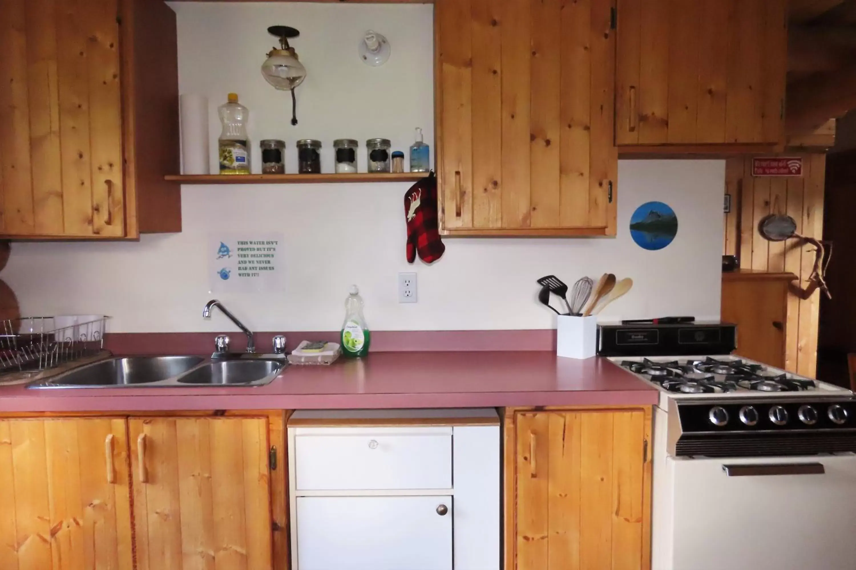 Kitchen or kitchenette, Kitchen/Kitchenette in Rocky Ridge Resort-BC