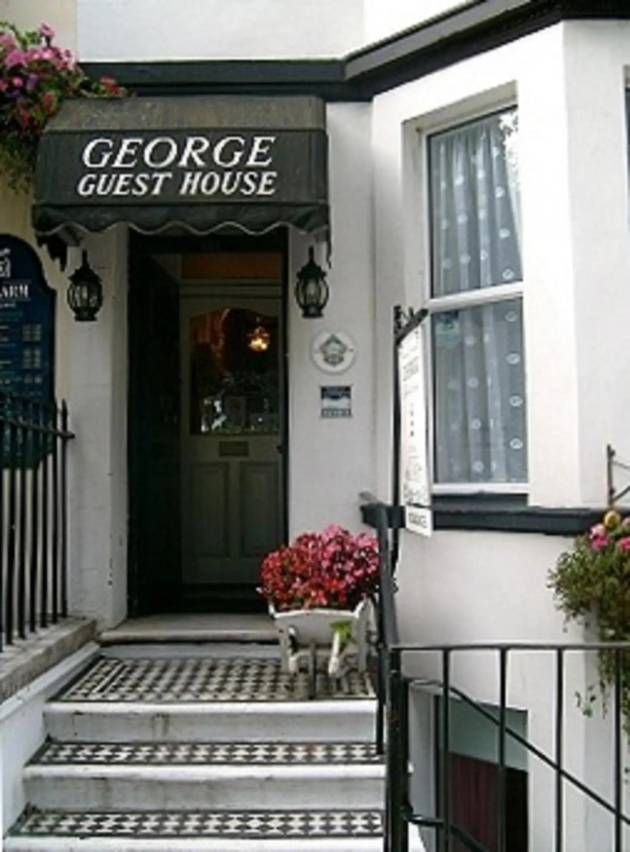 Facade/entrance in The George Guest House