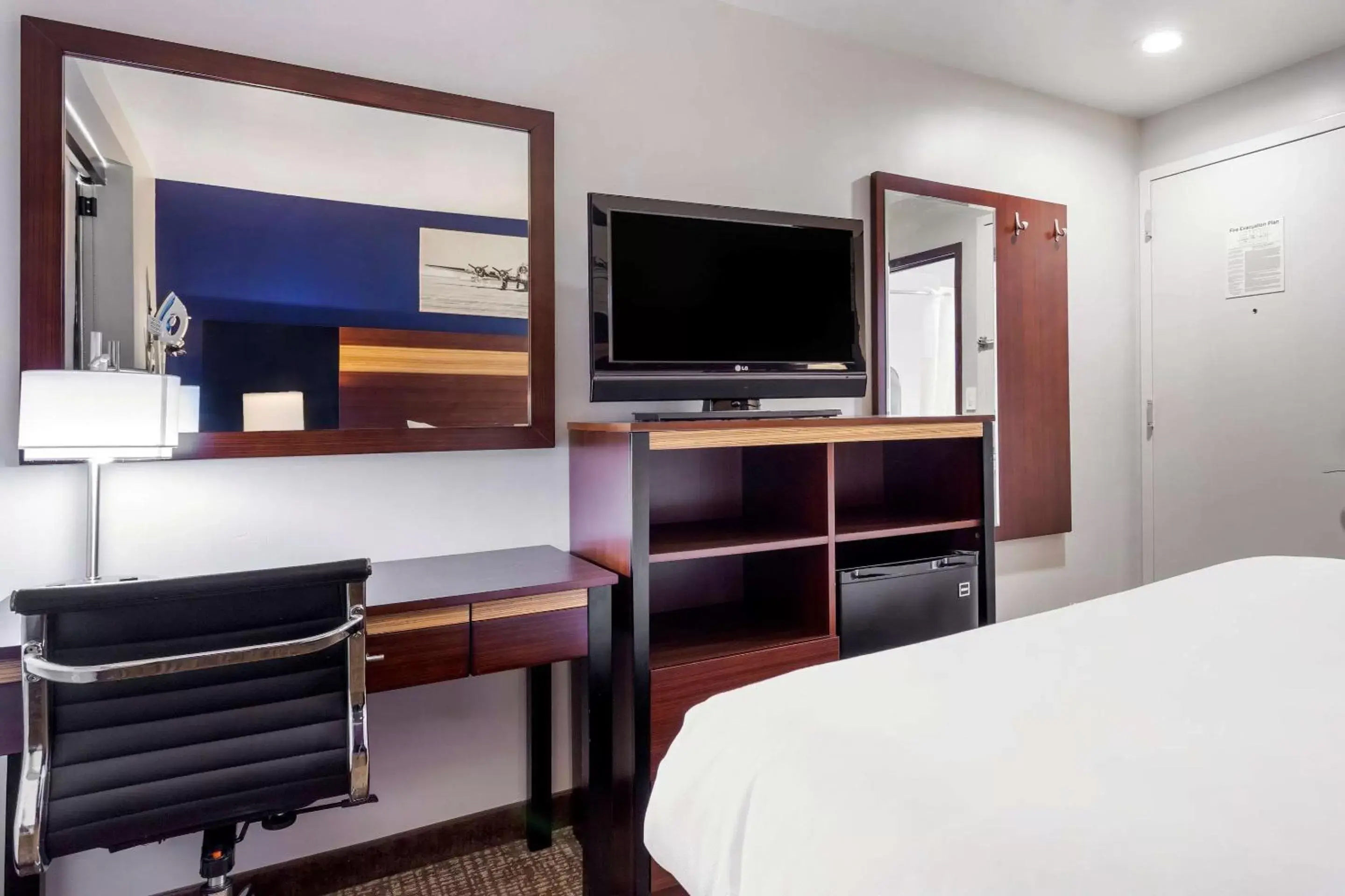 Photo of the whole room, TV/Entertainment Center in Avion Inn Near LGA Airport, Ascend Hotel Collection