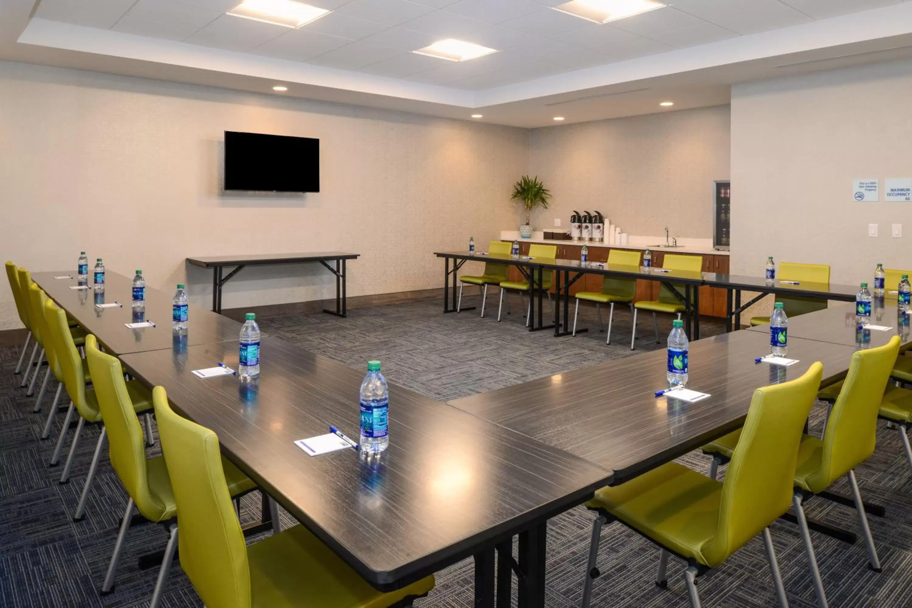 Meeting/conference room in Holiday Inn Express & Suites Alachua - Gainesville Area, an IHG Hotel