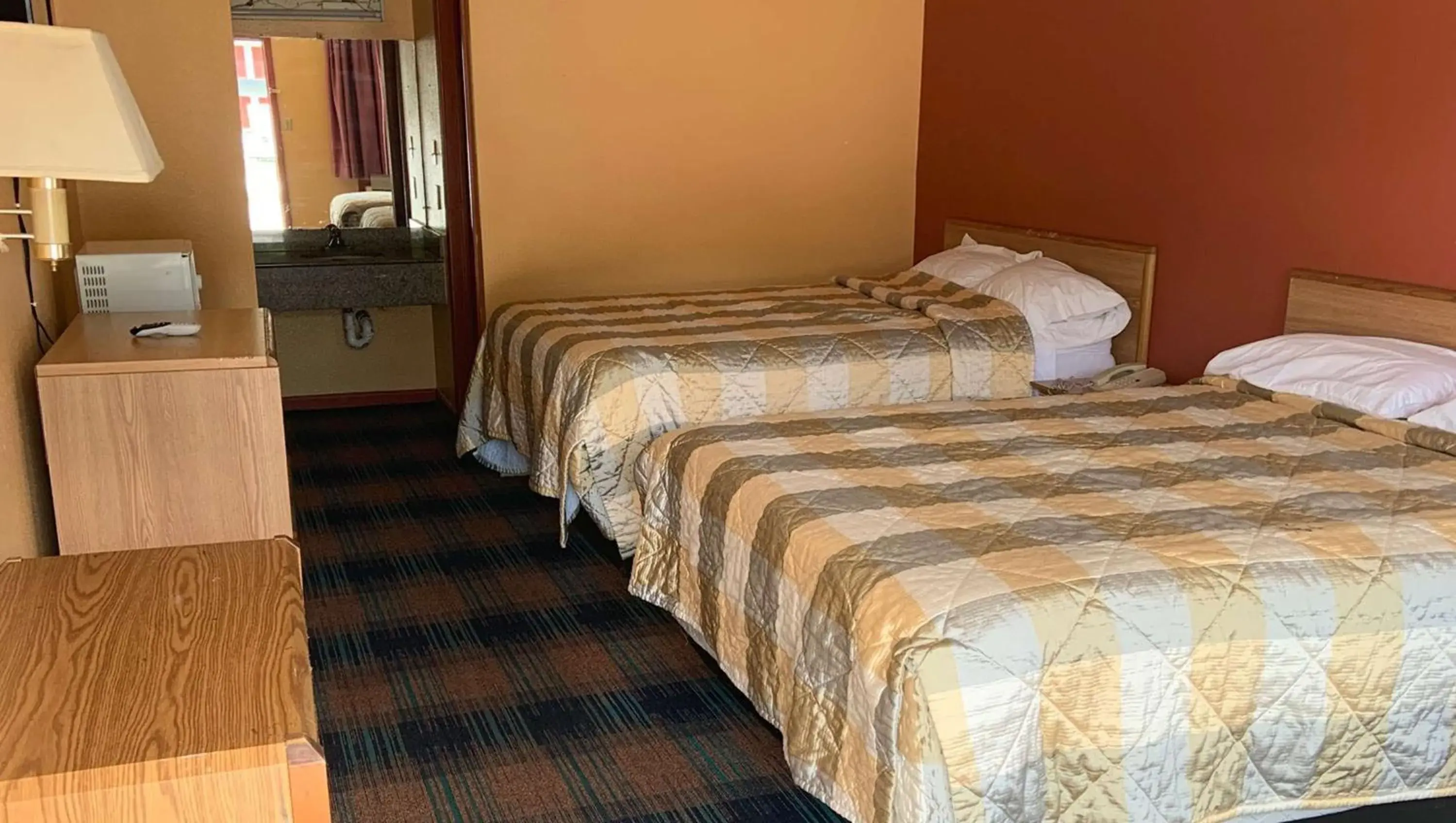 Bedroom, Bed in Luxury Inn Forrest City