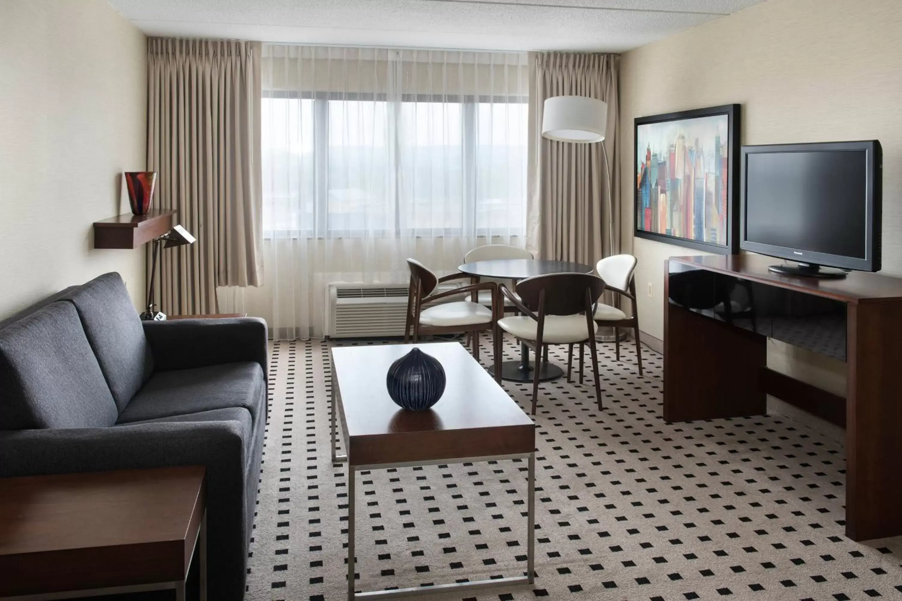 Living room, Seating Area in Delta Hotels by Marriott Utica