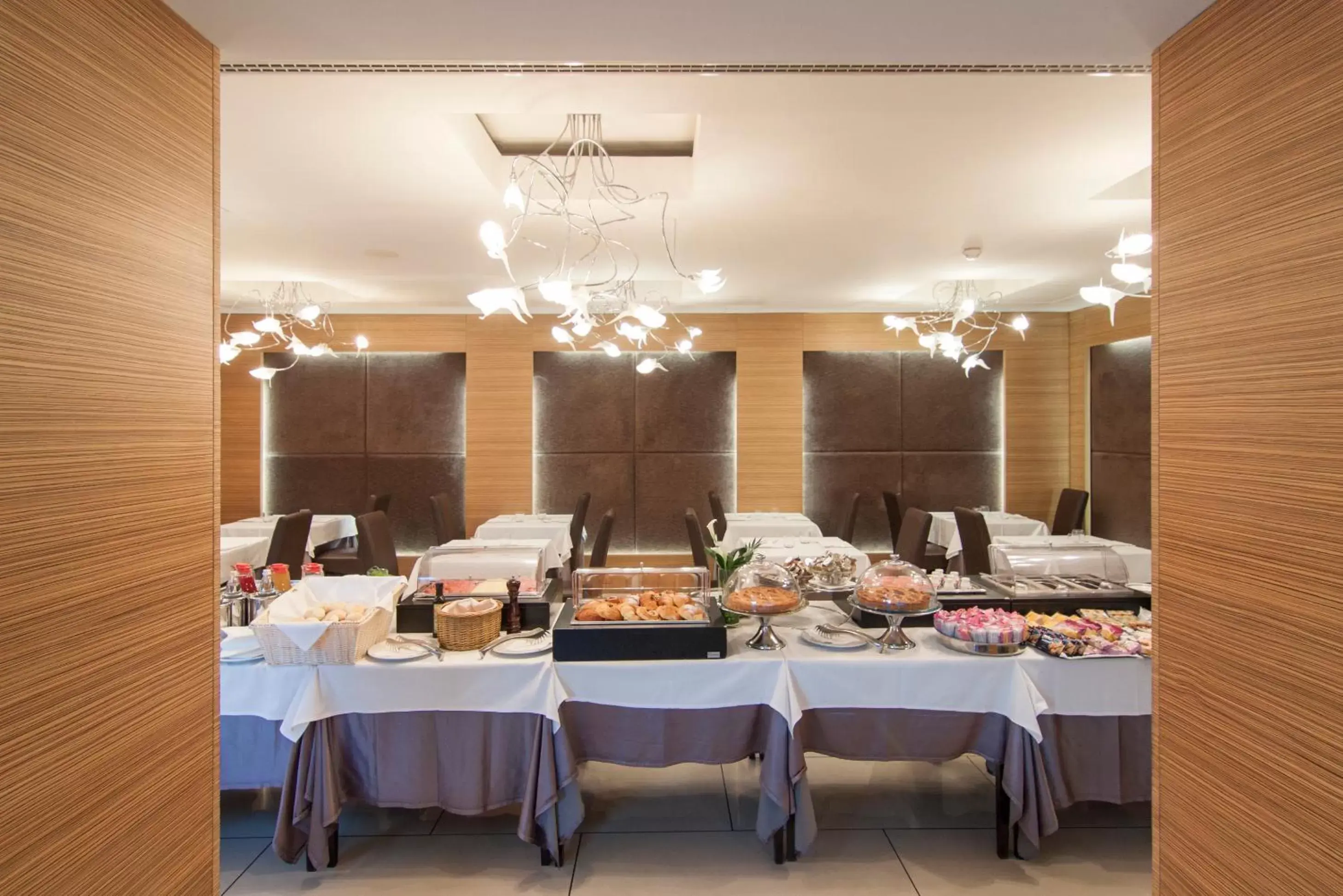 Continental breakfast, Restaurant/Places to Eat in Inverigo Hotel