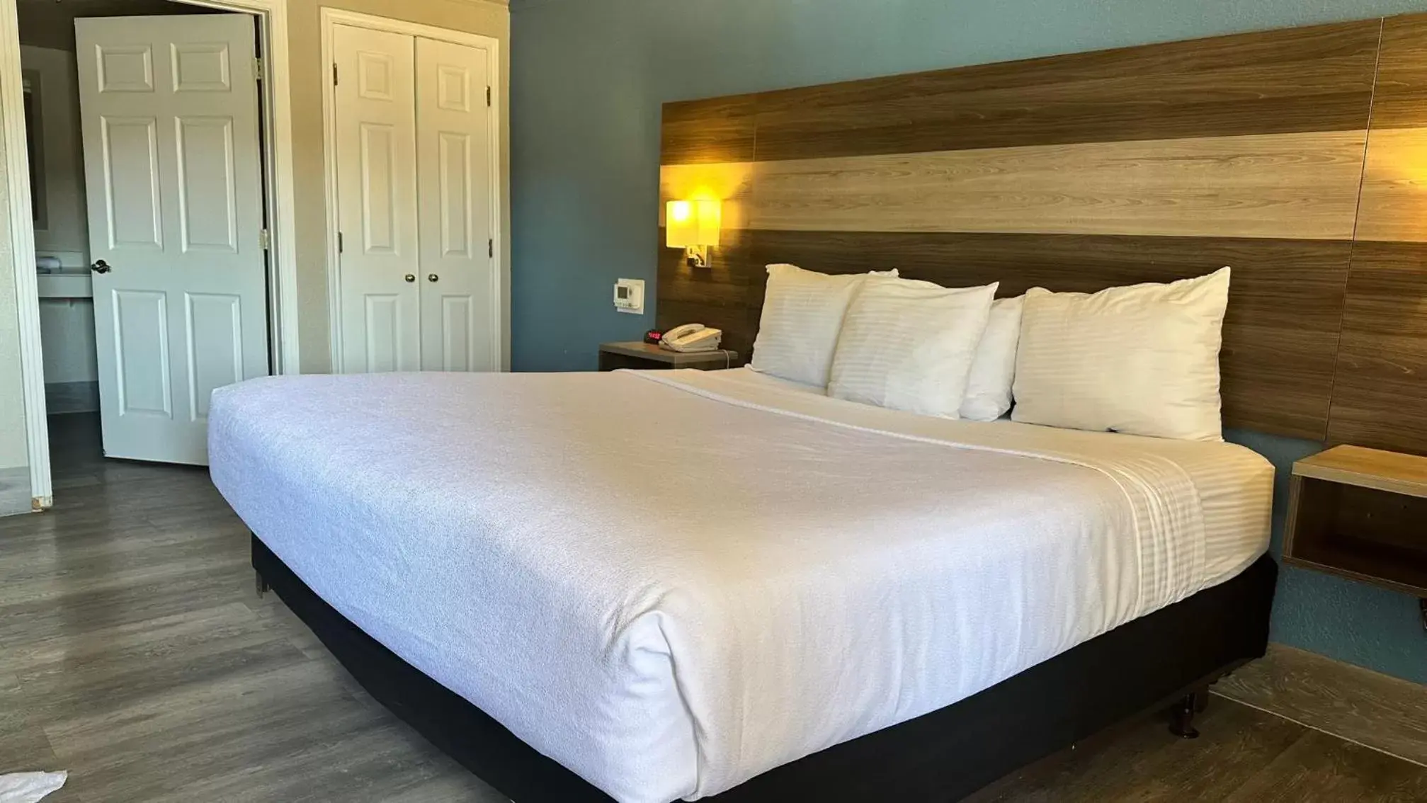 Bed in La Quinta Inn by Wyndham San Diego Vista