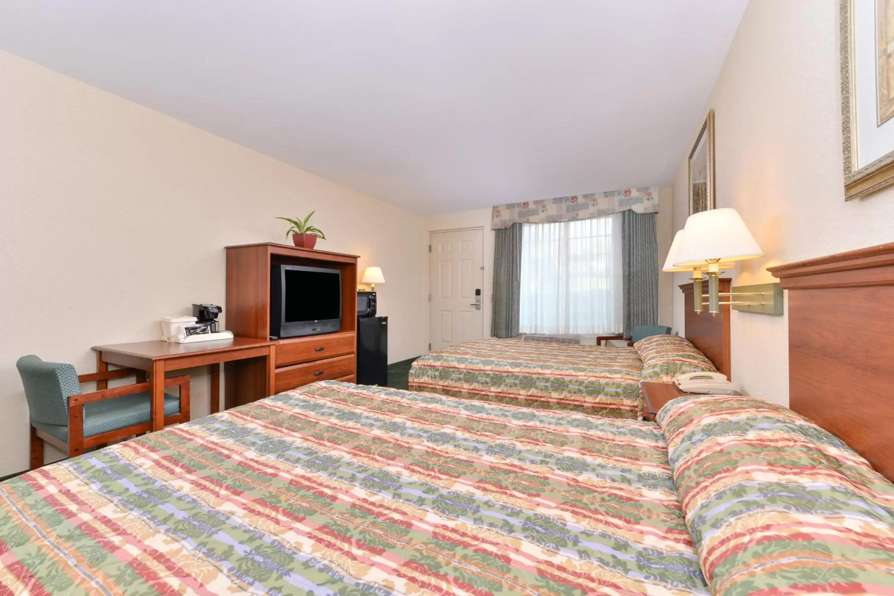 Bedroom, Bed in Tower Inn and Suites of Guilford / Madison