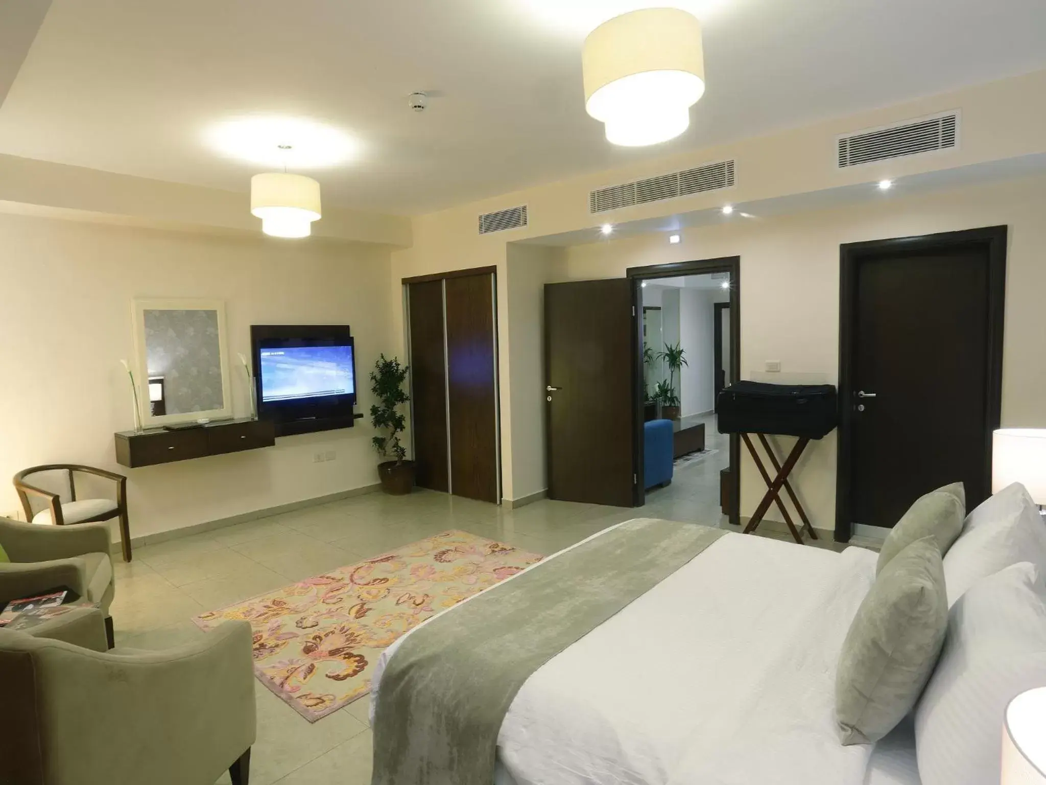 Bedroom, TV/Entertainment Center in City Rose Hotel Suites