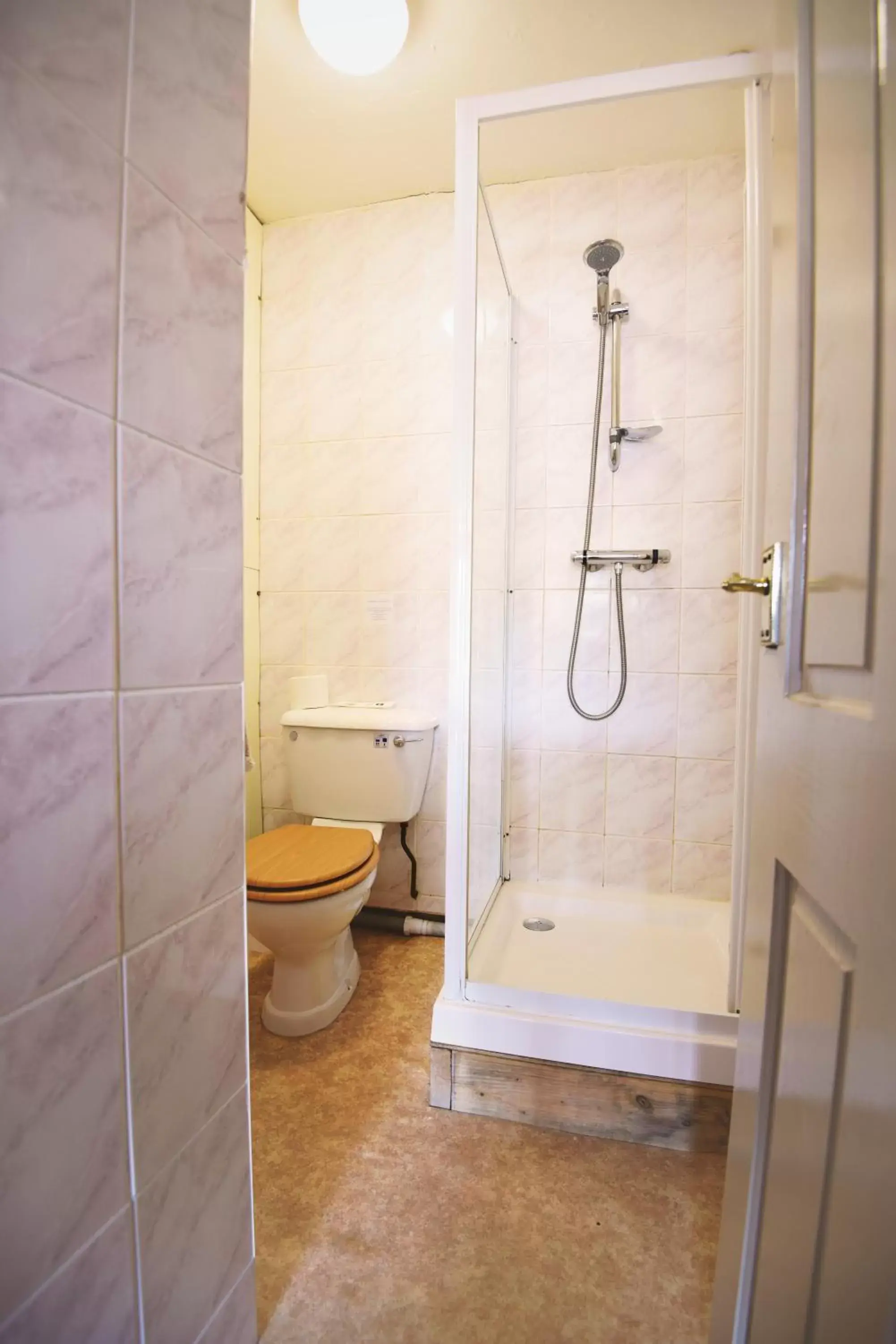 Shower, Bathroom in The Black Bull inn