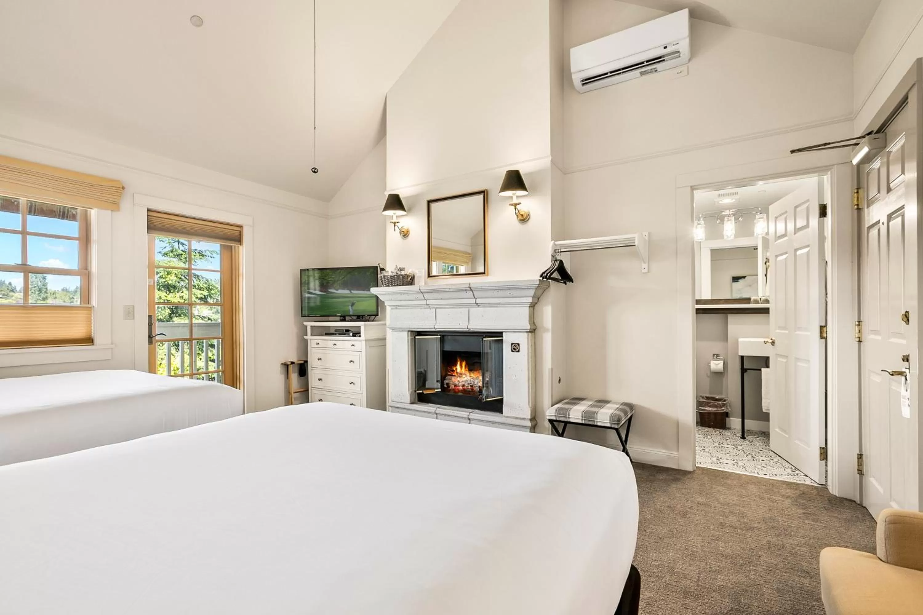 Photo of the whole room, Bed in Saratoga Inn