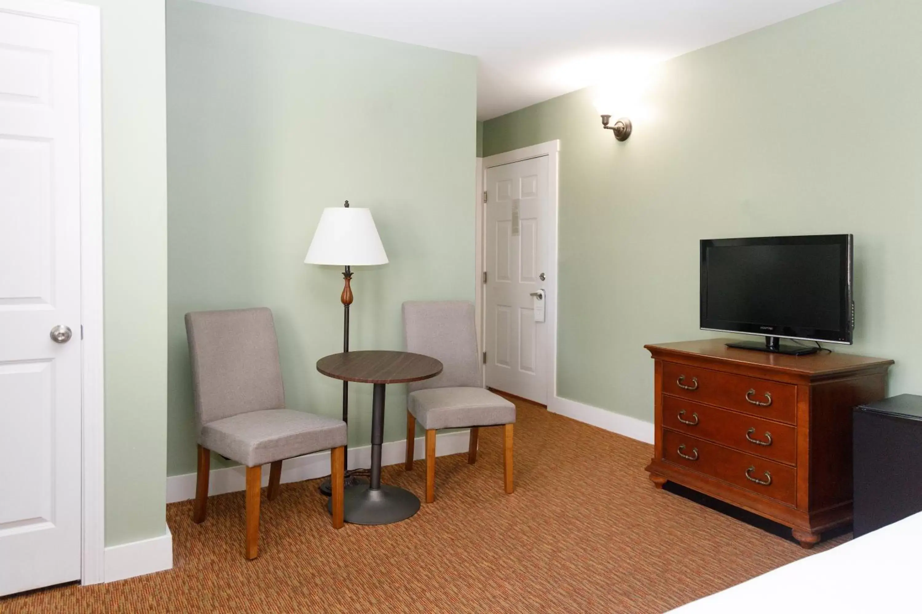 Bedroom, TV/Entertainment Center in Admiral's Inn Resort