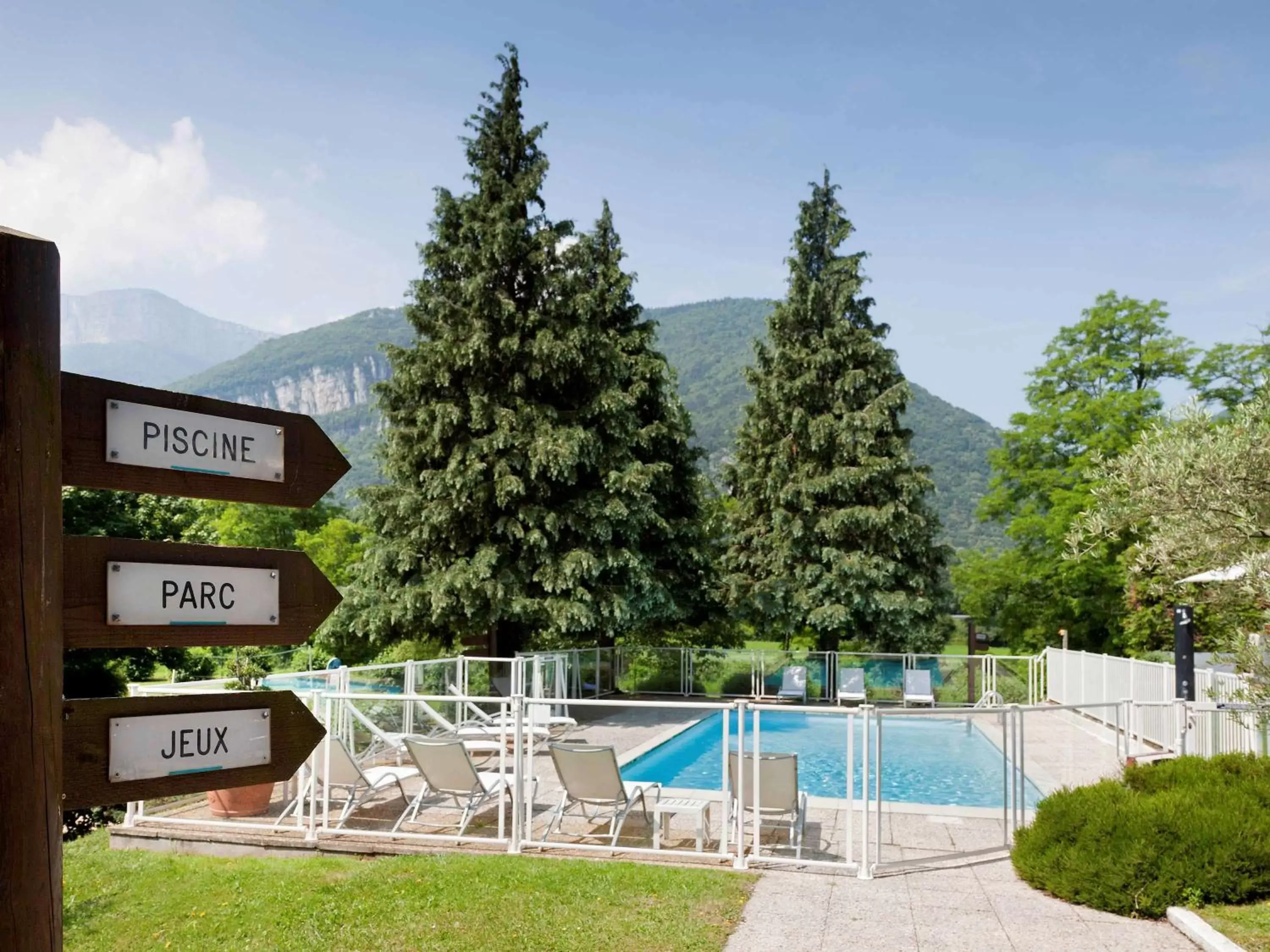 Property building, Swimming Pool in Novotel Grenoble Nord Voreppe