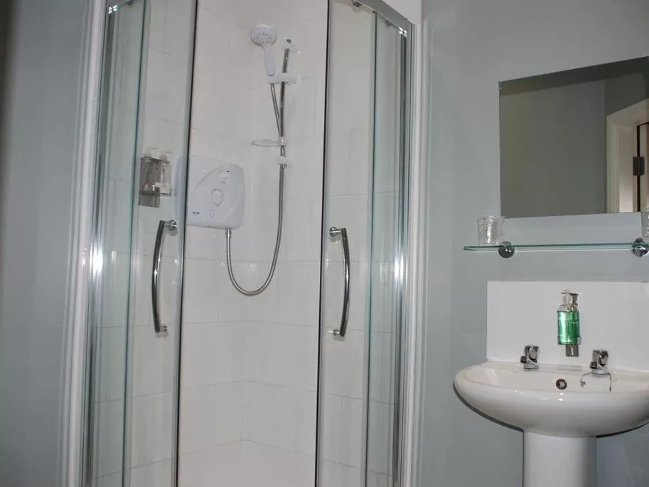 Triple Room with Shower in The White Swan, Yeadon