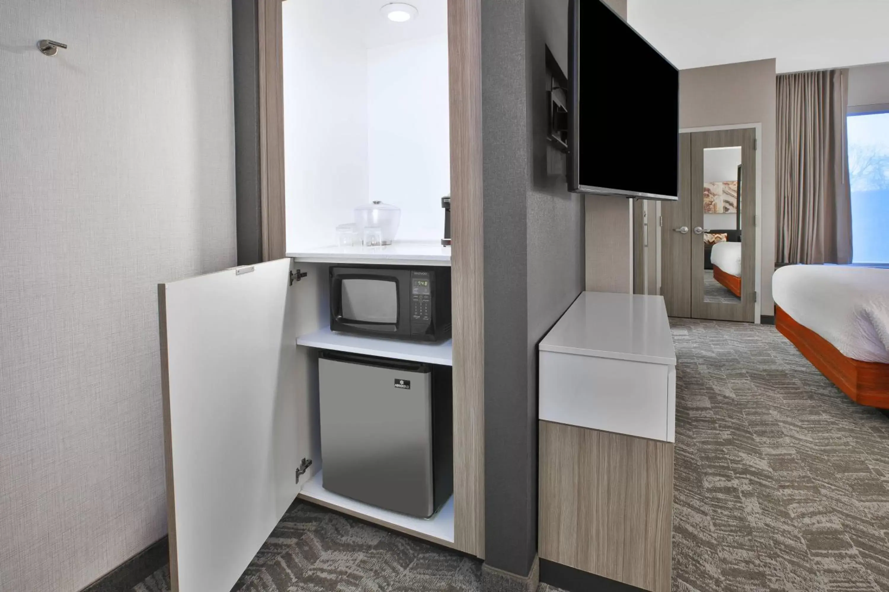 Bedroom, TV/Entertainment Center in SpringHill Suites by Marriott Chattanooga North/Ooltewah