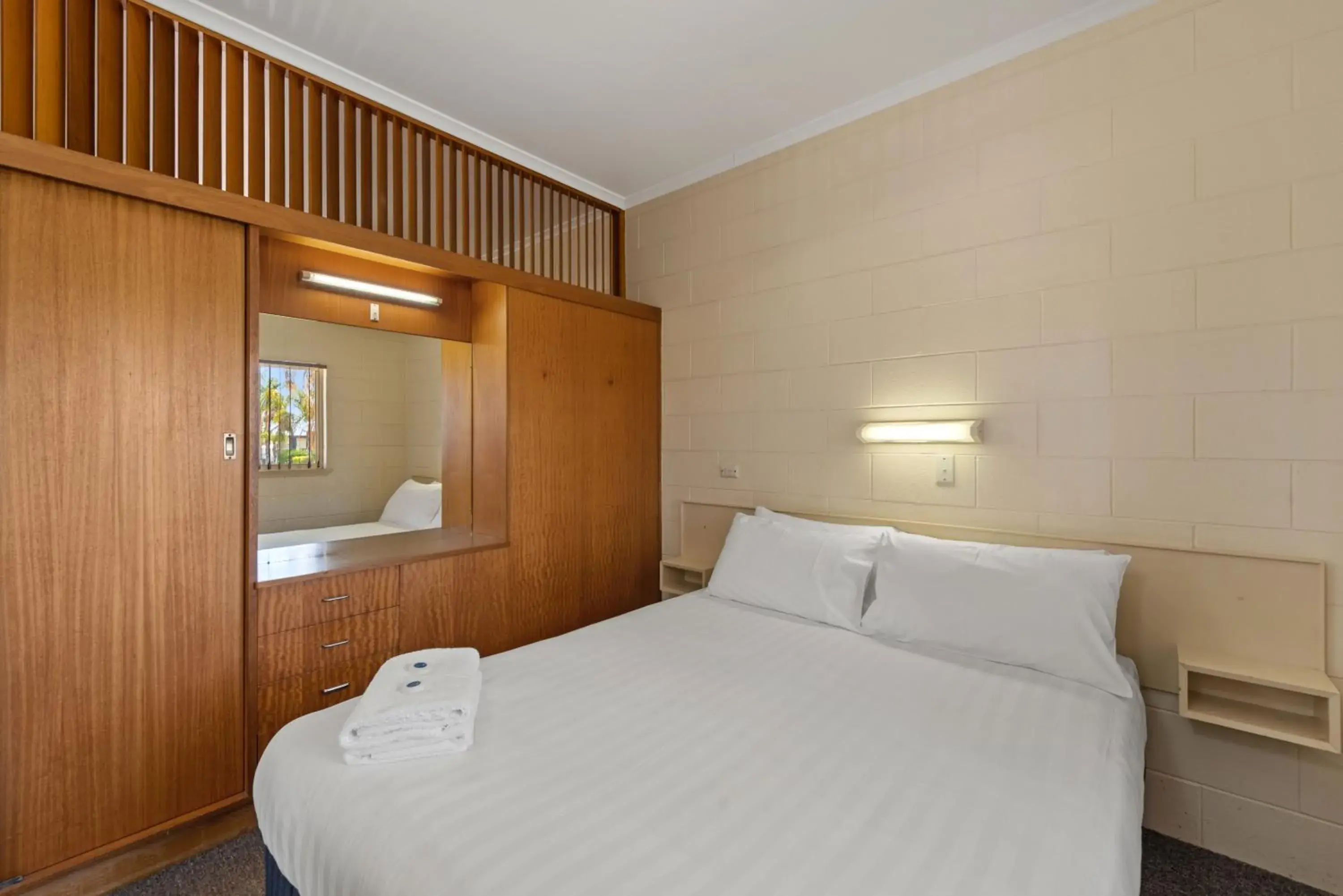 Bedroom, Bed in Discovery Parks - Lake Bonney