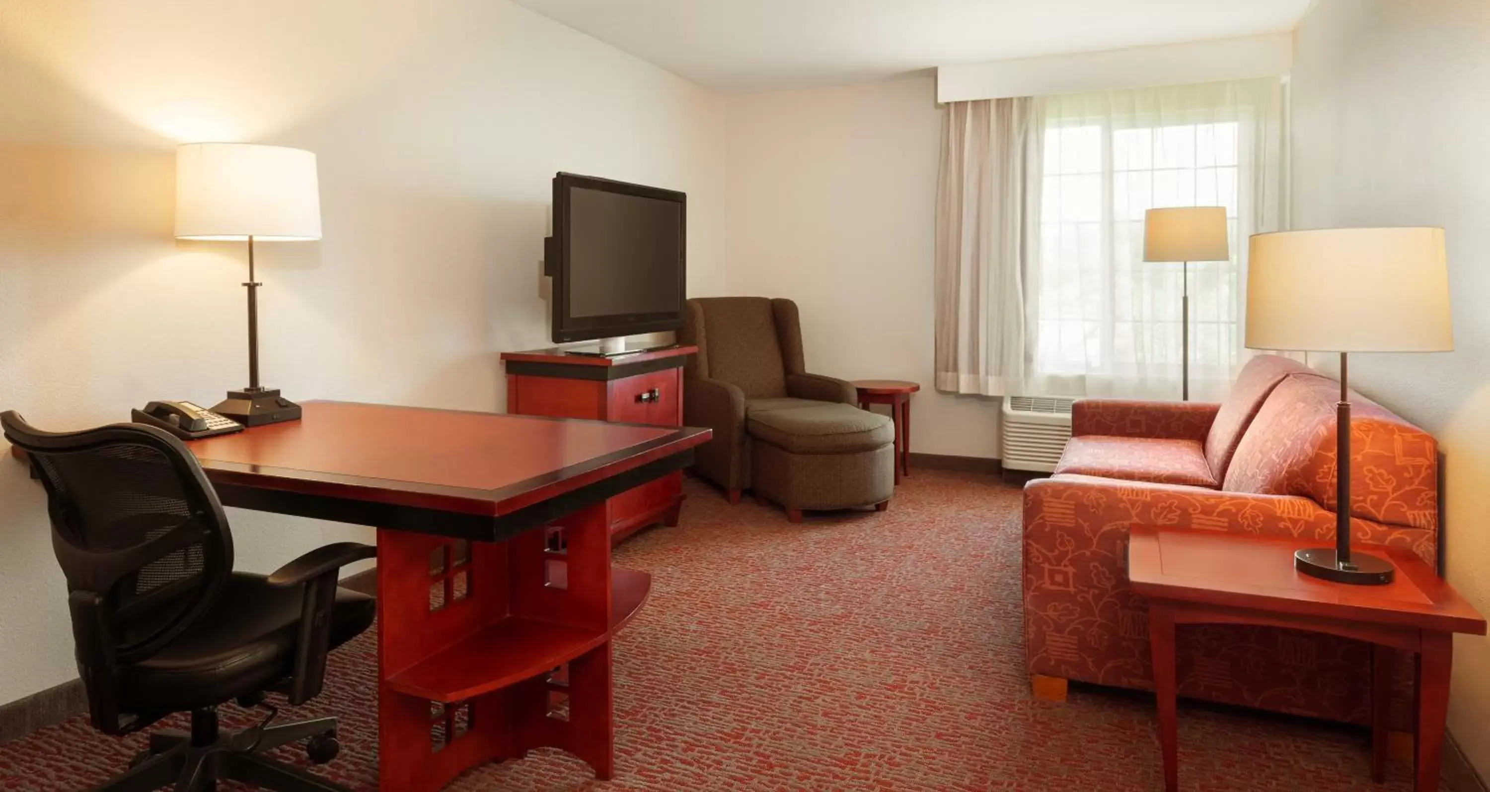 Living room, TV/Entertainment Center in Larkspur Landing Sunnyvale-An All-Suite Hotel