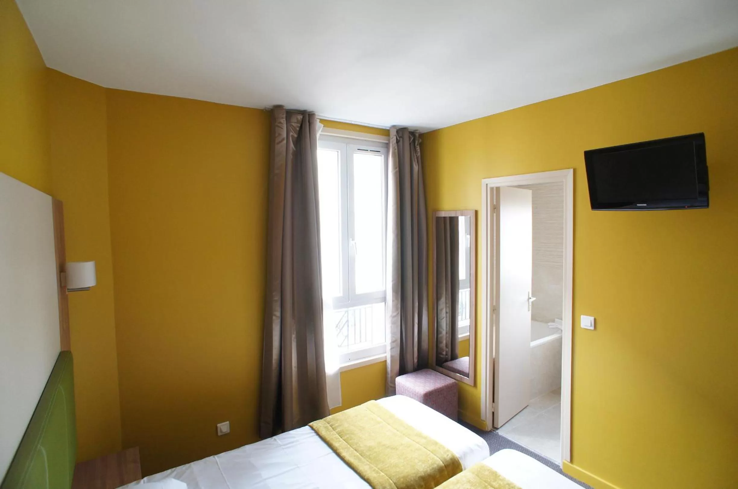 Photo of the whole room, Bed in Hôtel De France