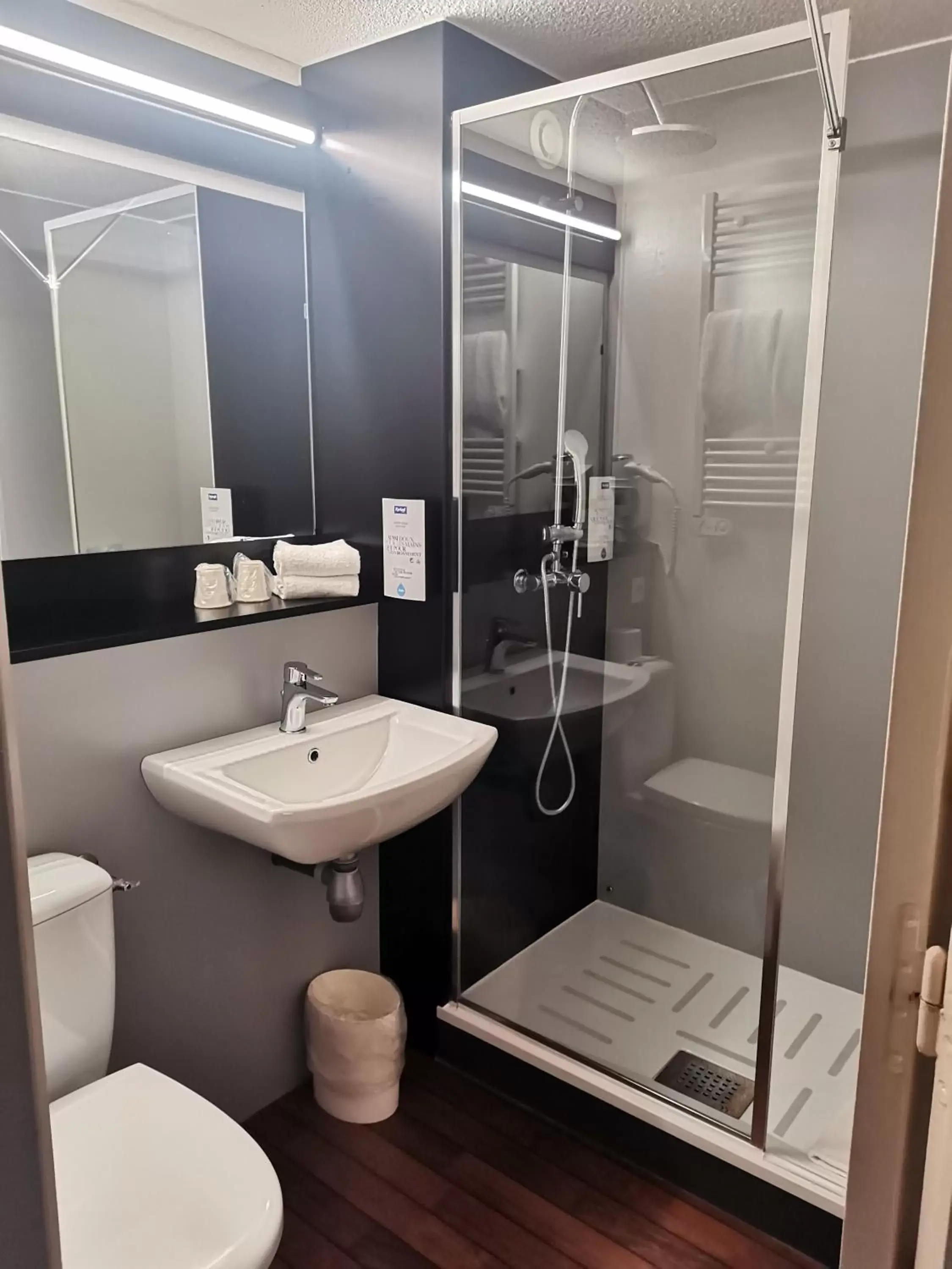 Shower, Bathroom in Kyriad Epernay