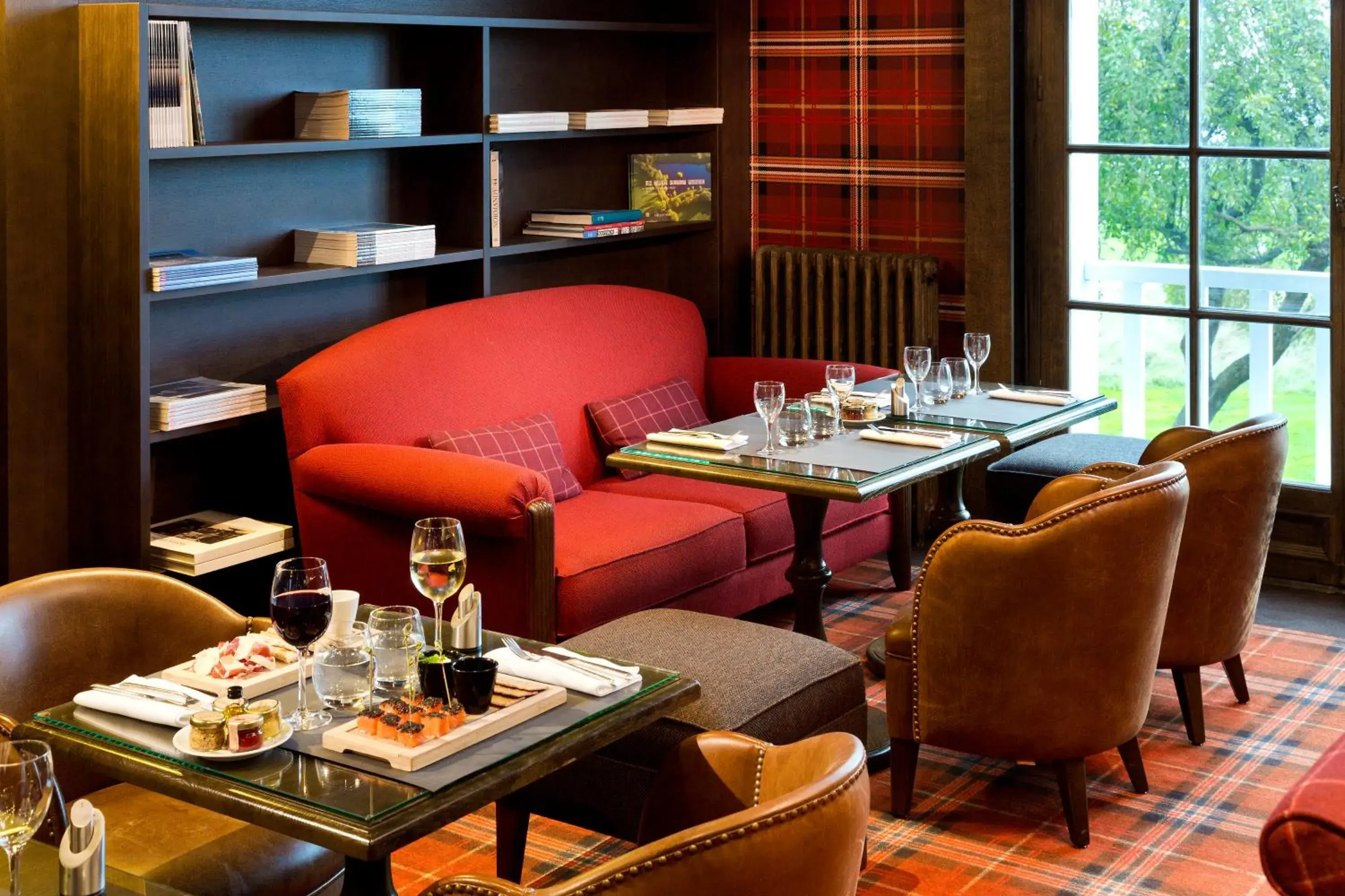 Lounge or bar, Restaurant/Places to Eat in Hôtel Barrière L'Hôtel du Golf