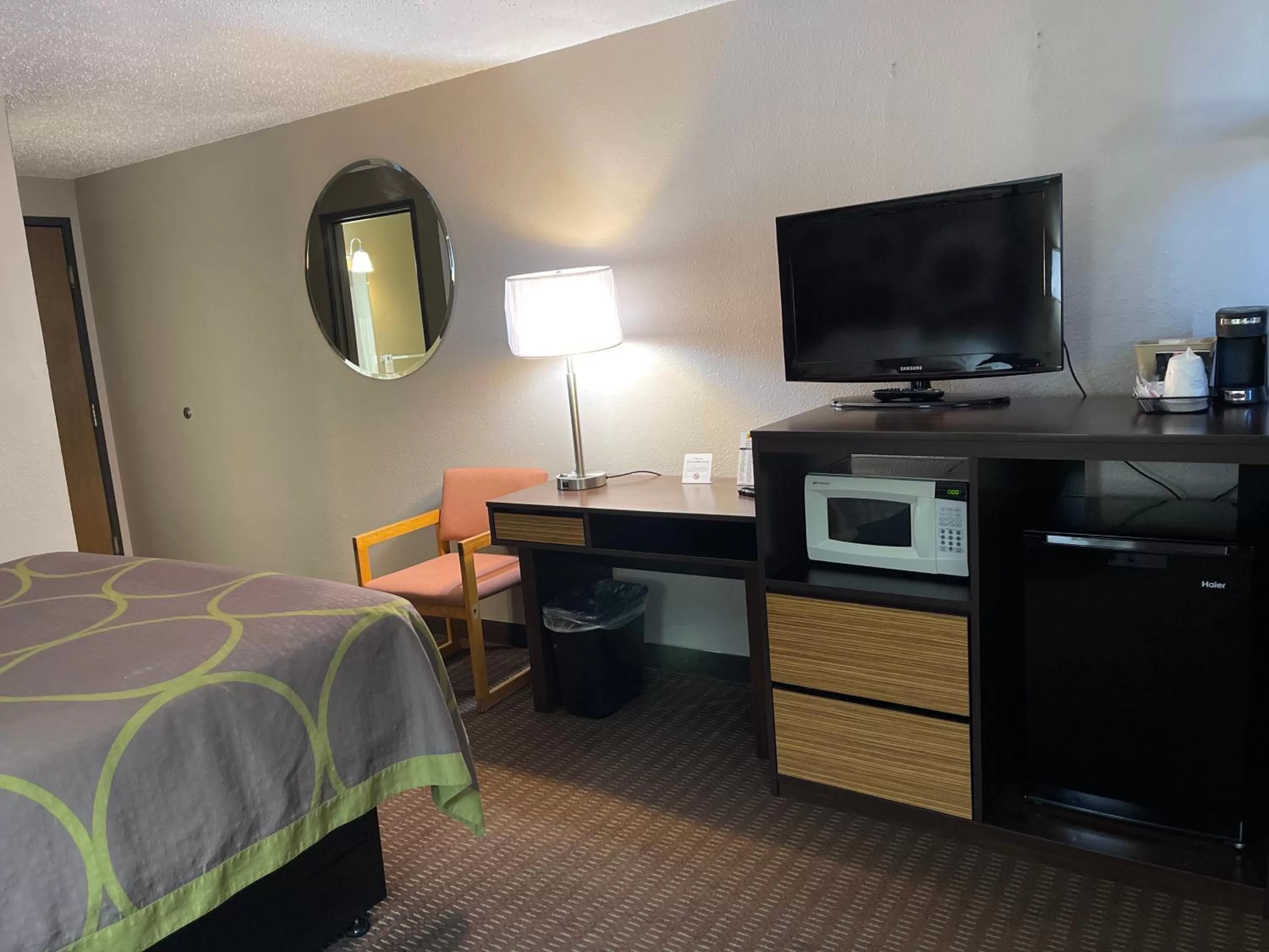 TV and multimedia, Bed in Super 8 by Wyndham Bismarck