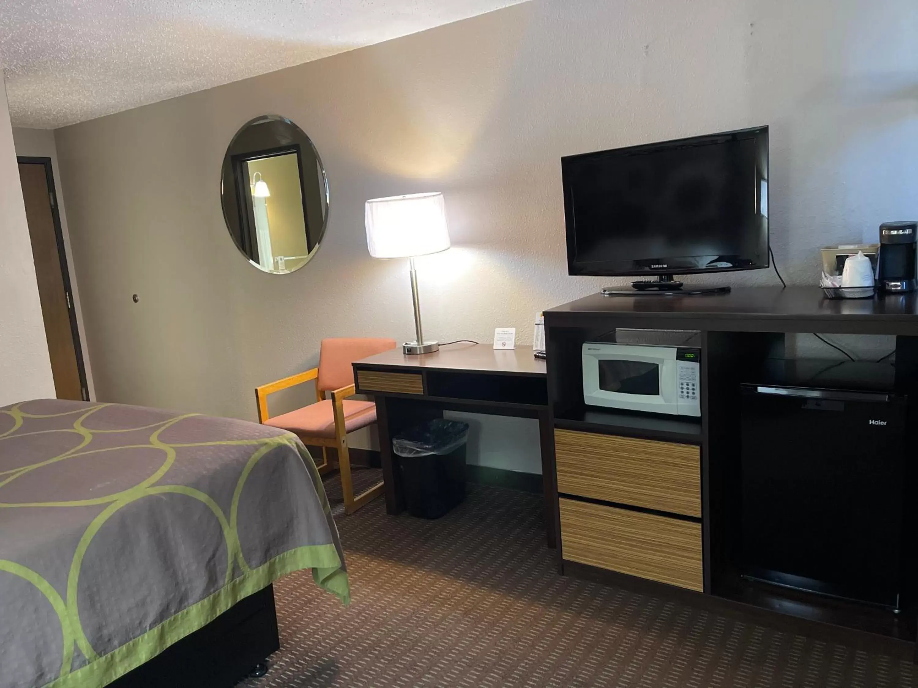 TV and multimedia, TV/Entertainment Center in Super 8 by Wyndham Bismarck