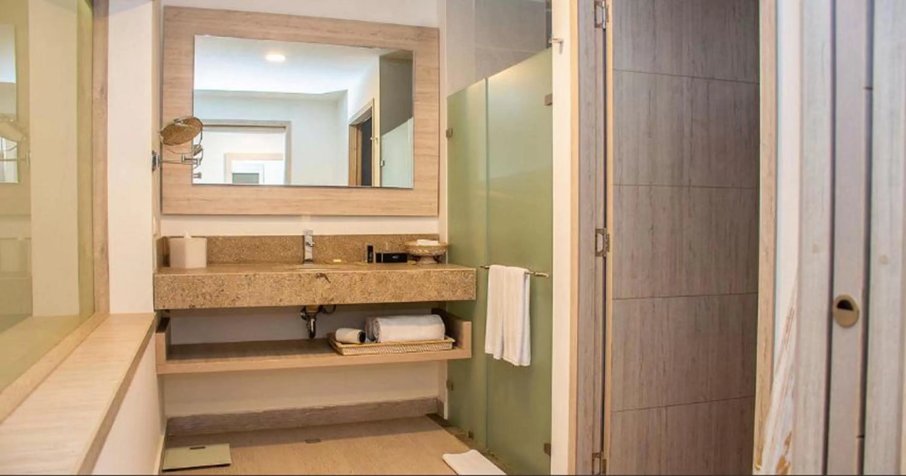 Suite King Bed in Melia Cartagena Karmairi