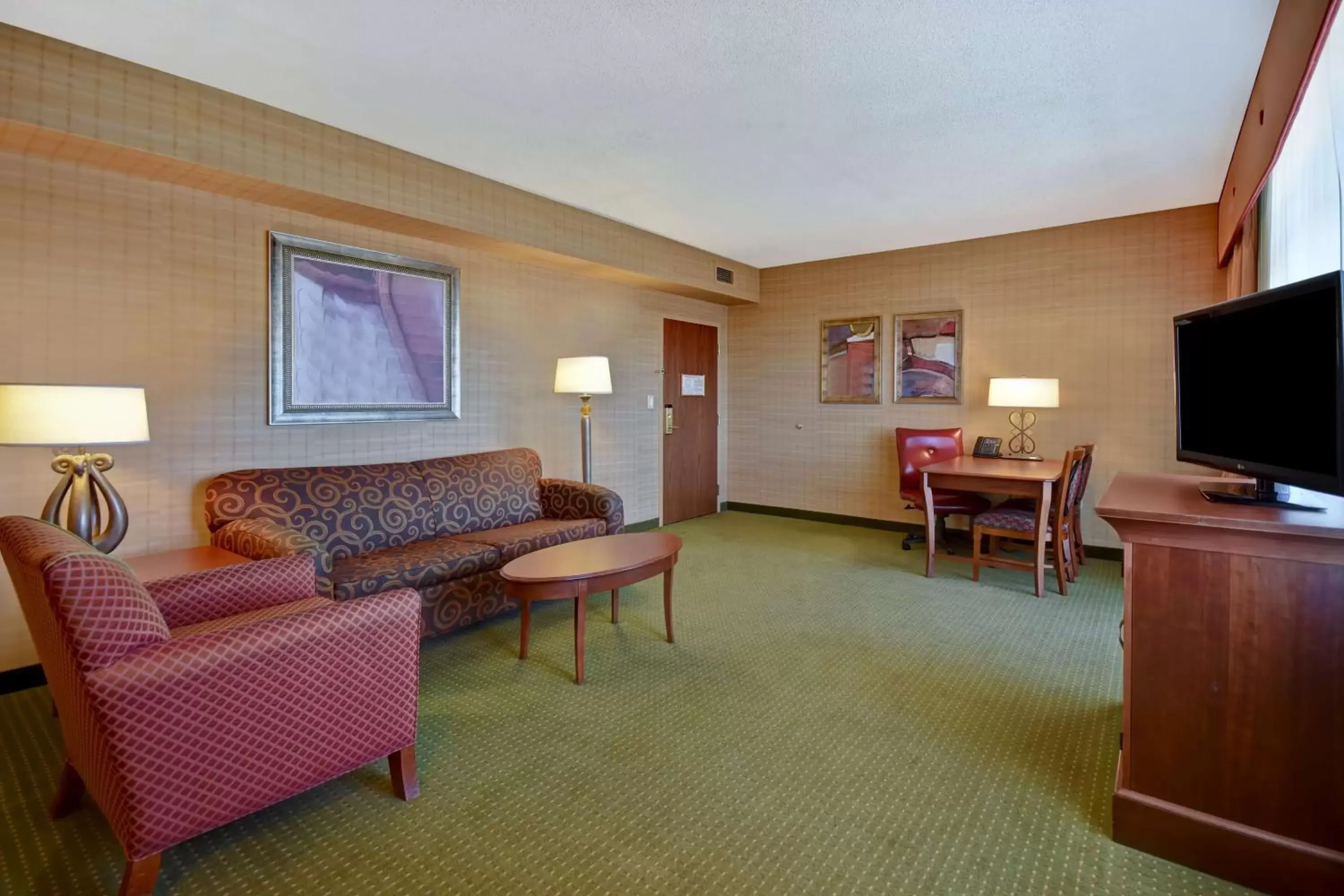 Bedroom, Seating Area in Embassy Suites Hot Springs - Hotel & Spa