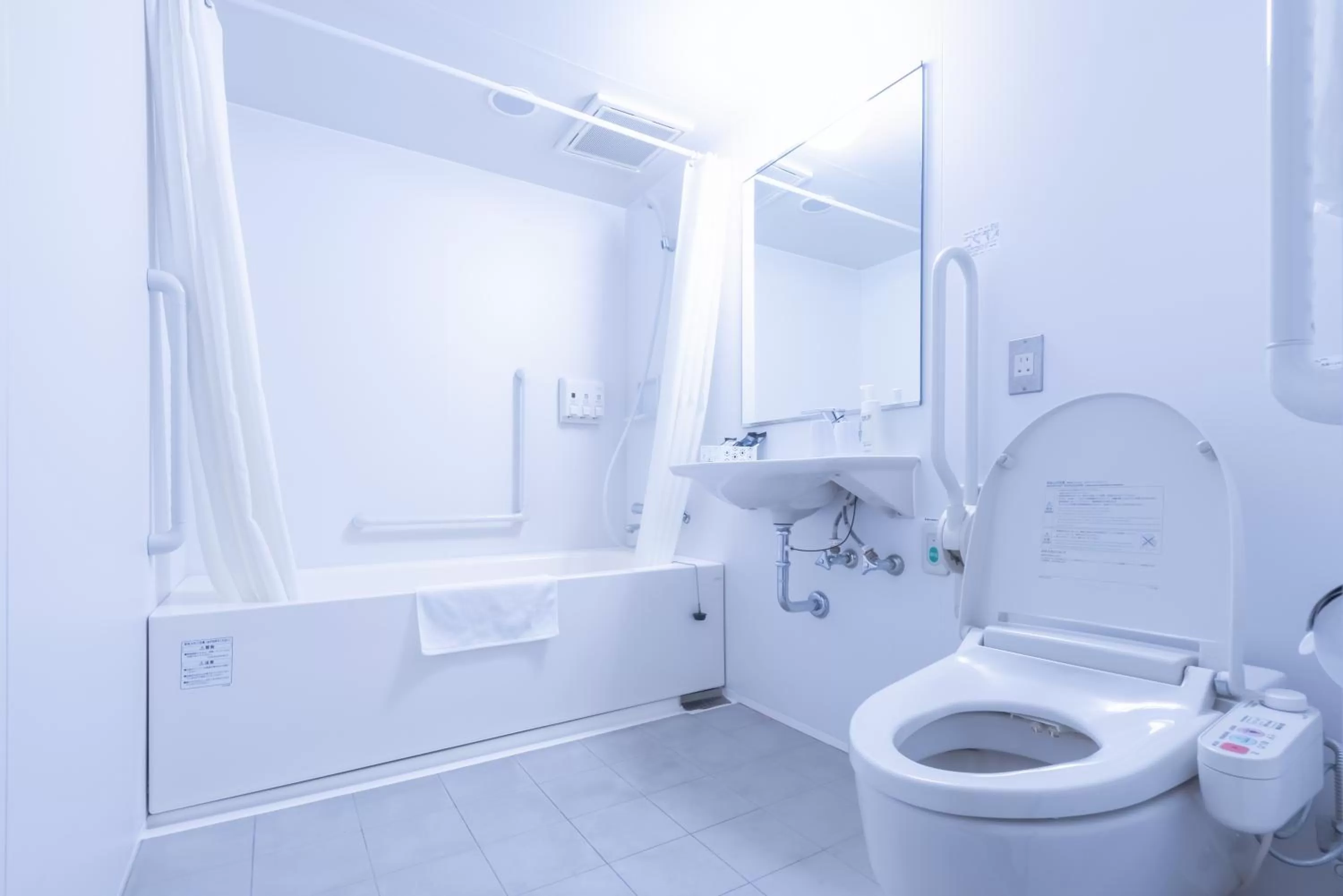 Shower in E Hotel Higashi Shinjuku