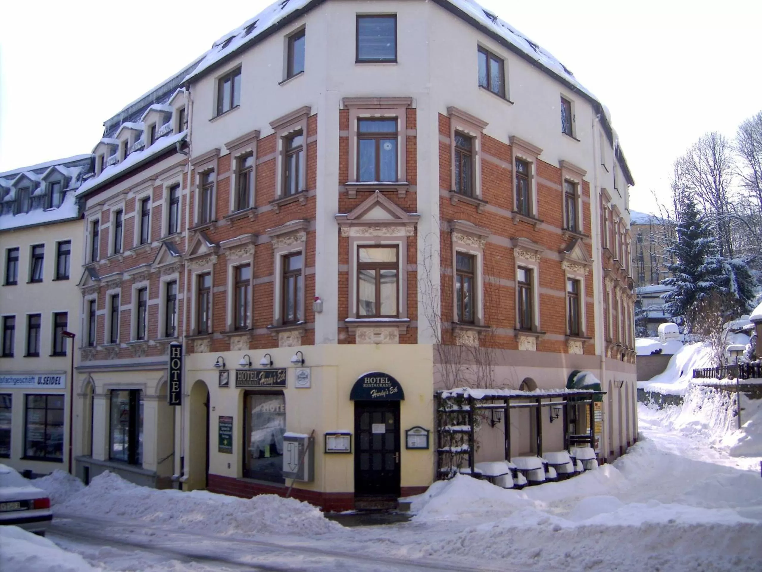 Property building, Winter in Hotel Hardys-Eck
