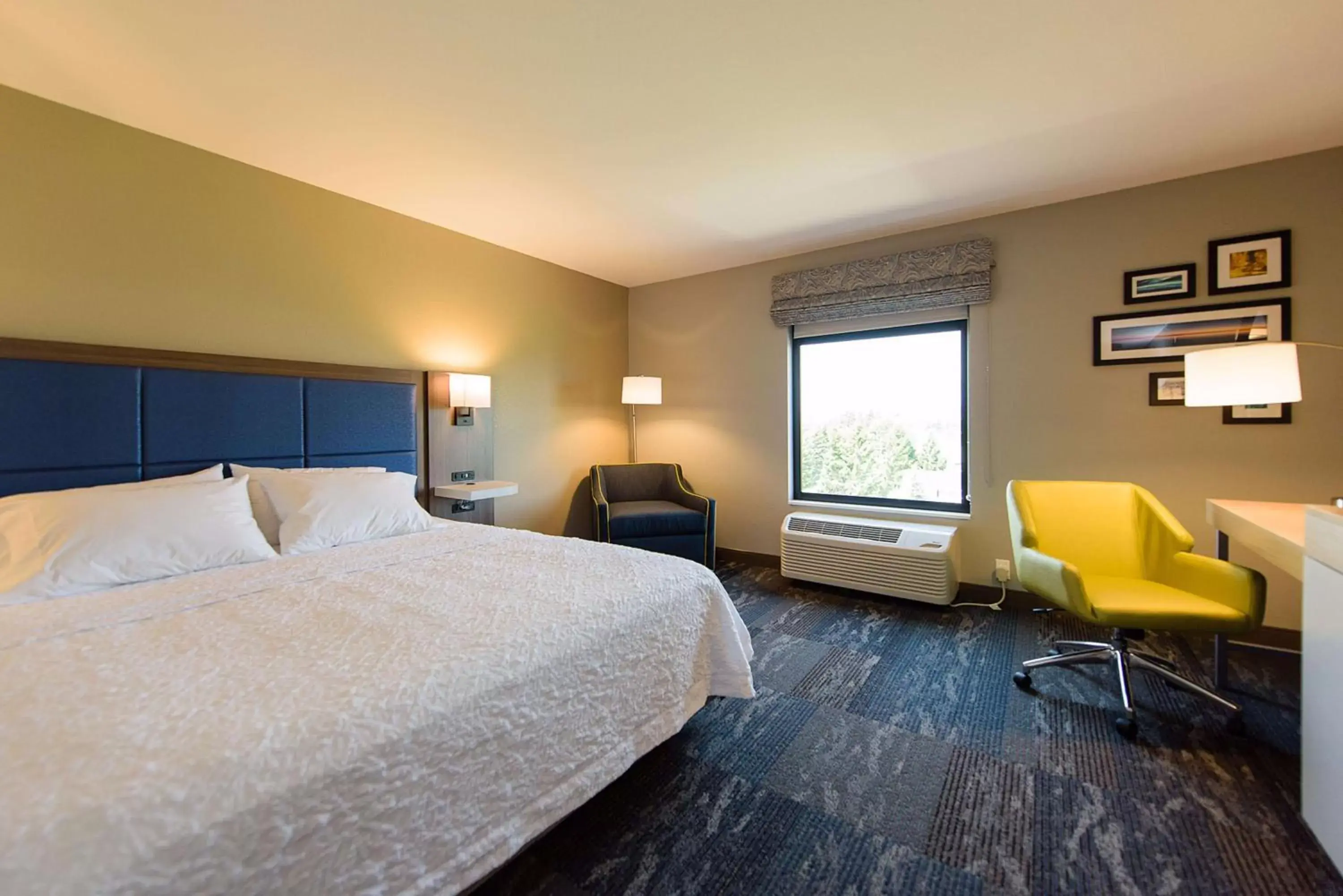 Bedroom in Hampton Inn Superior Duluth, Wi