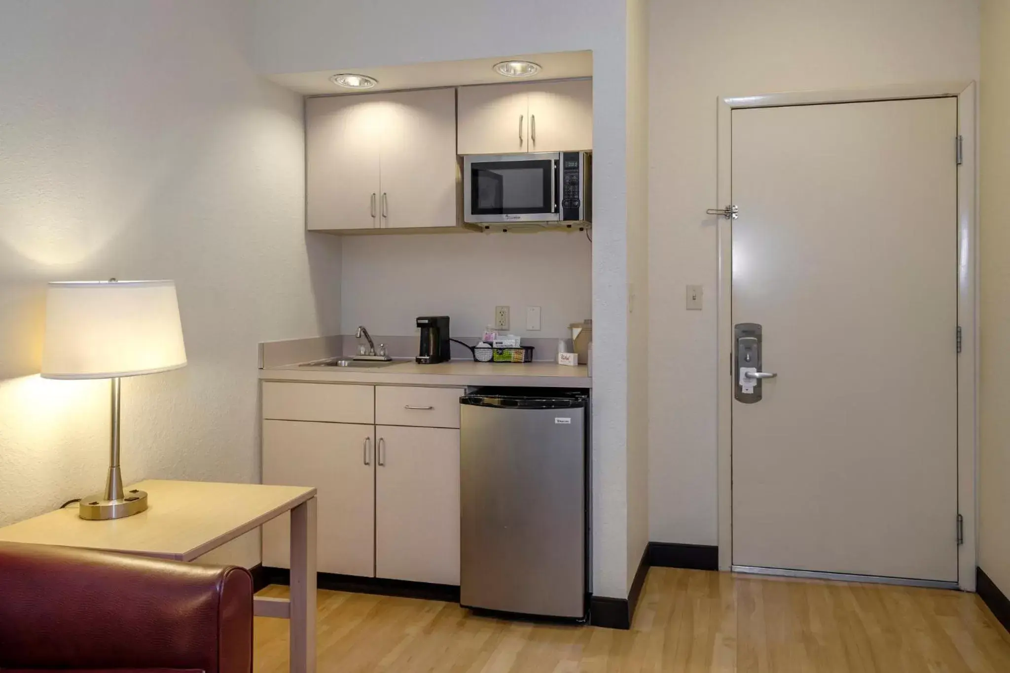 Photo of the whole room, Kitchen/Kitchenette in Red Roof Inn PLUS + Gainesville