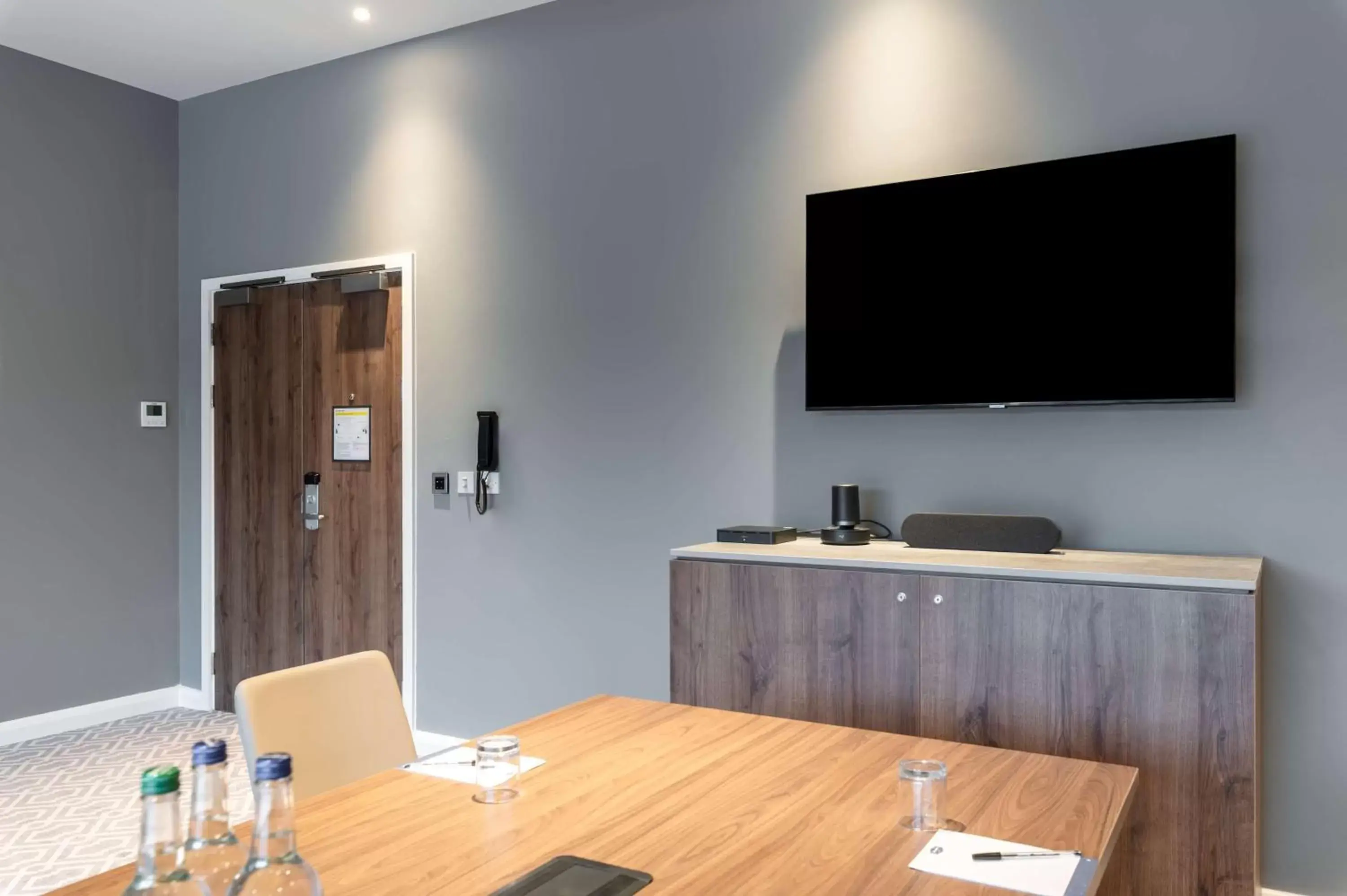 Meeting/conference room, TV/Entertainment Center in Hampton by Hilton High Wycombe