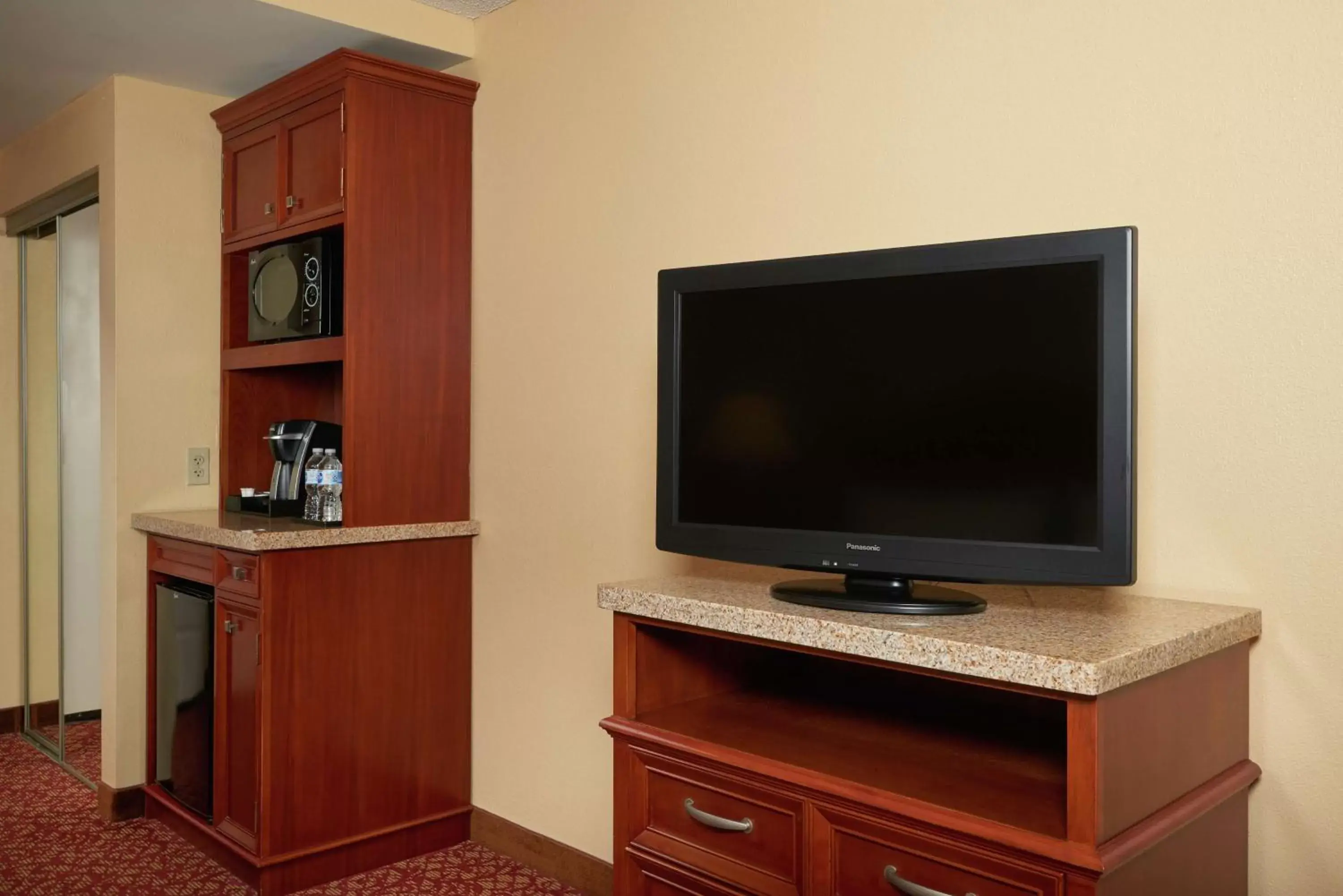 Bedroom, TV/Entertainment Center in Hilton Garden Inn Newport News