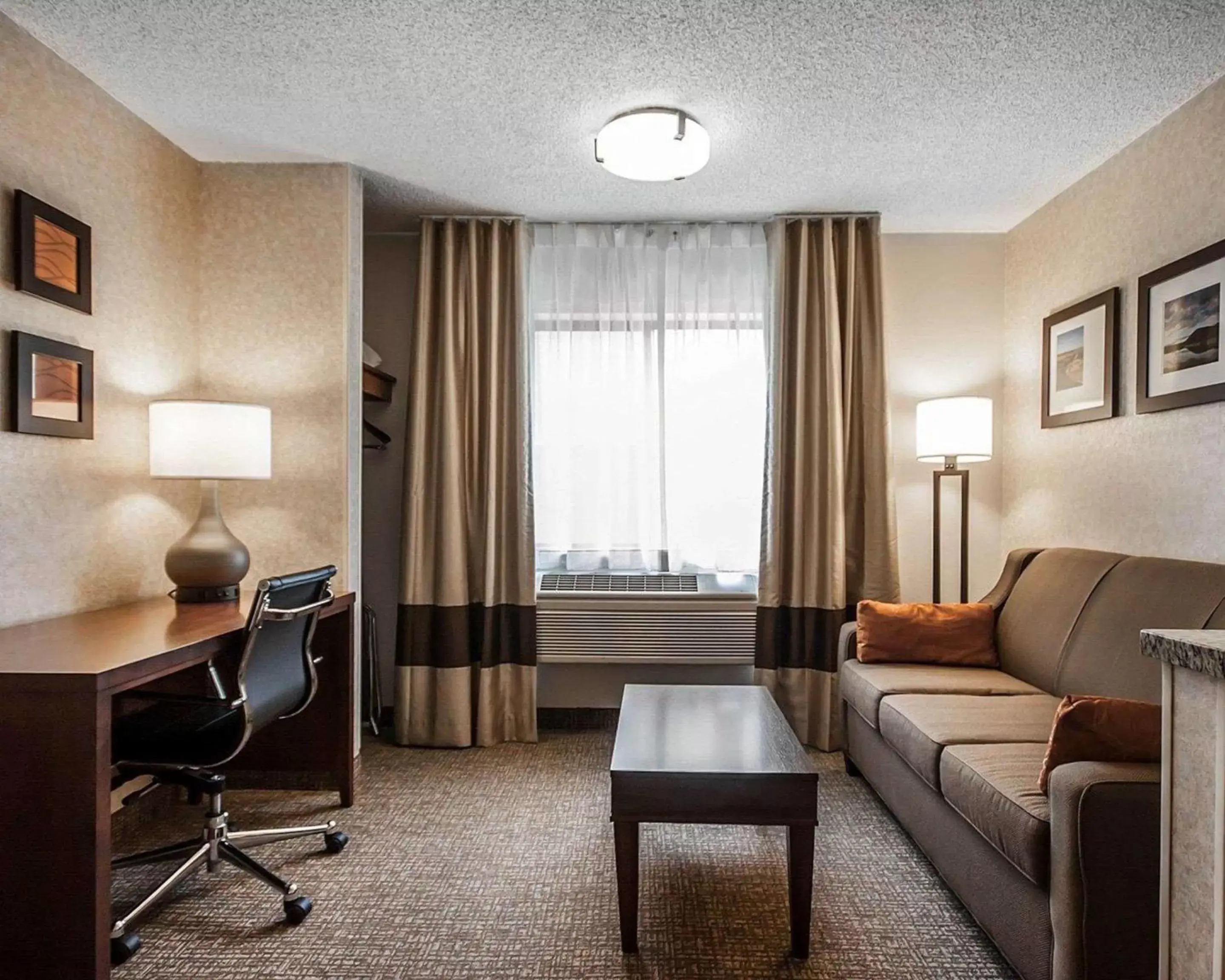 Photo of the whole room, Seating Area in Quality Inn