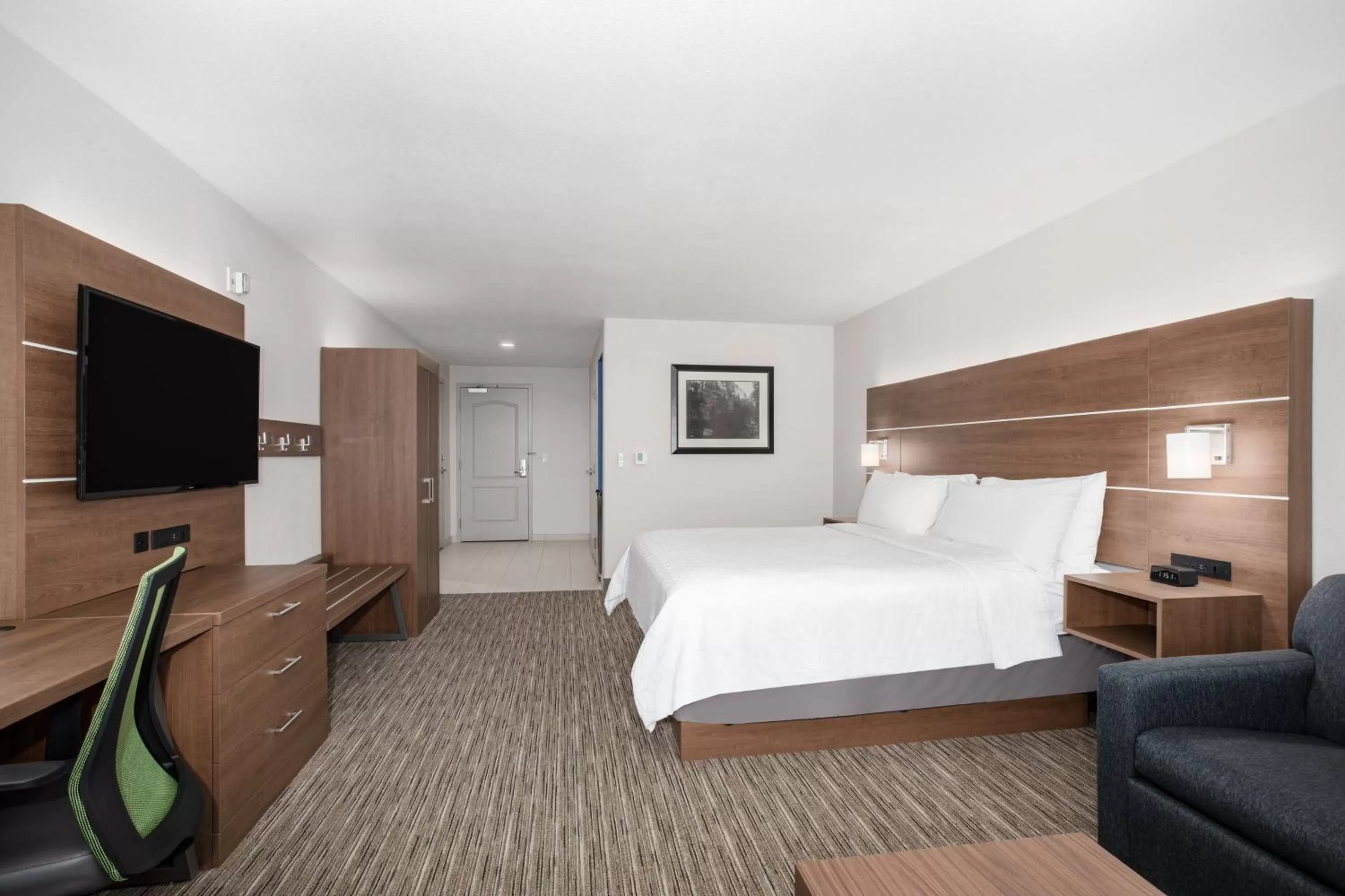 Photo of the whole room, Bed in Holiday Inn Express & Suites Yosemite Park Area by IHG