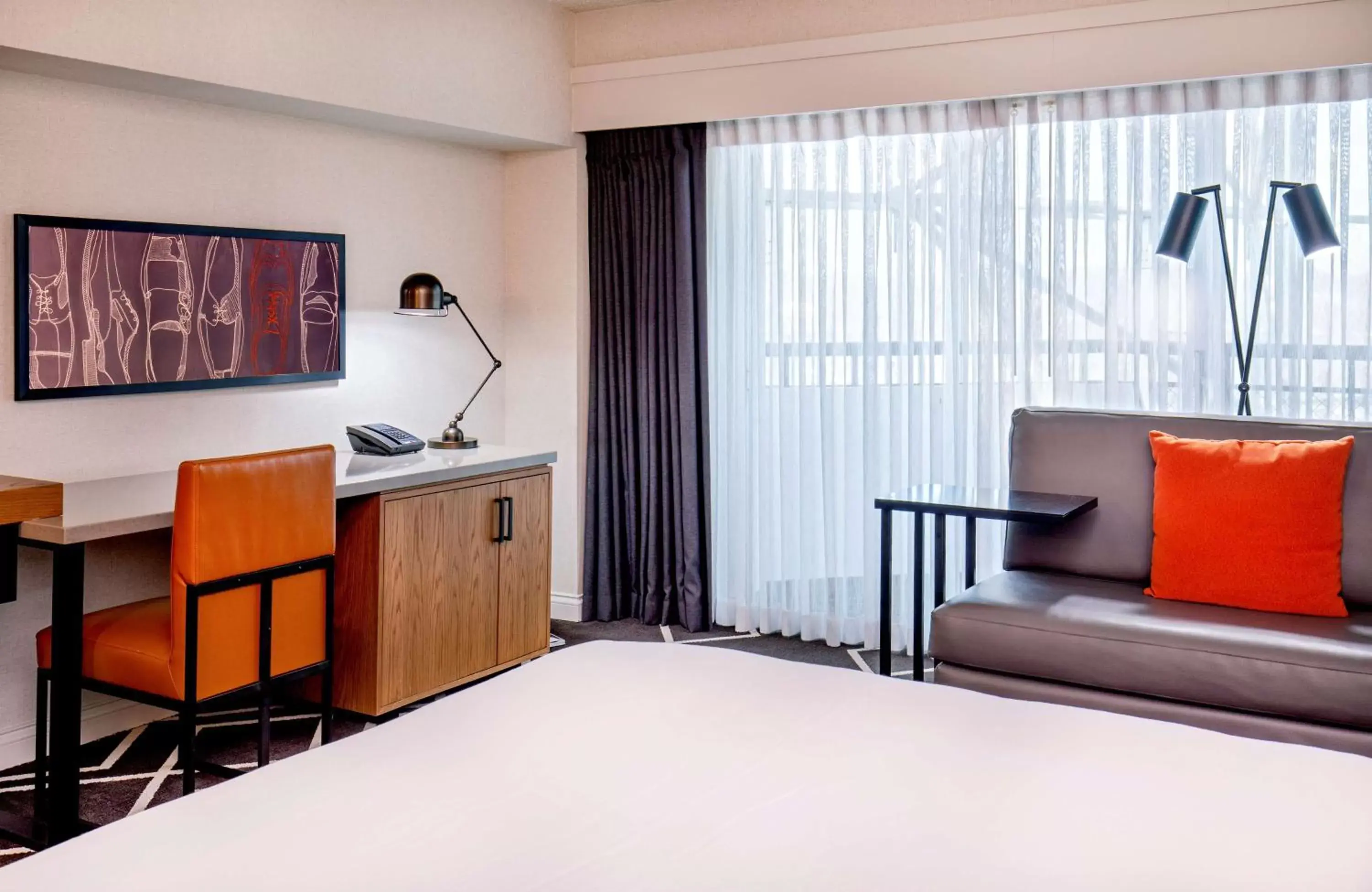 Bed, TV/Entertainment Center in Hilton Boston-Woburn