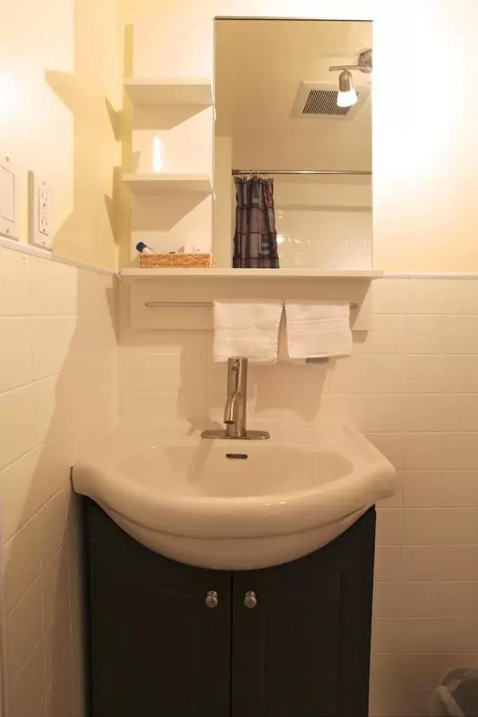 Bathroom in Cherry Tree Inn