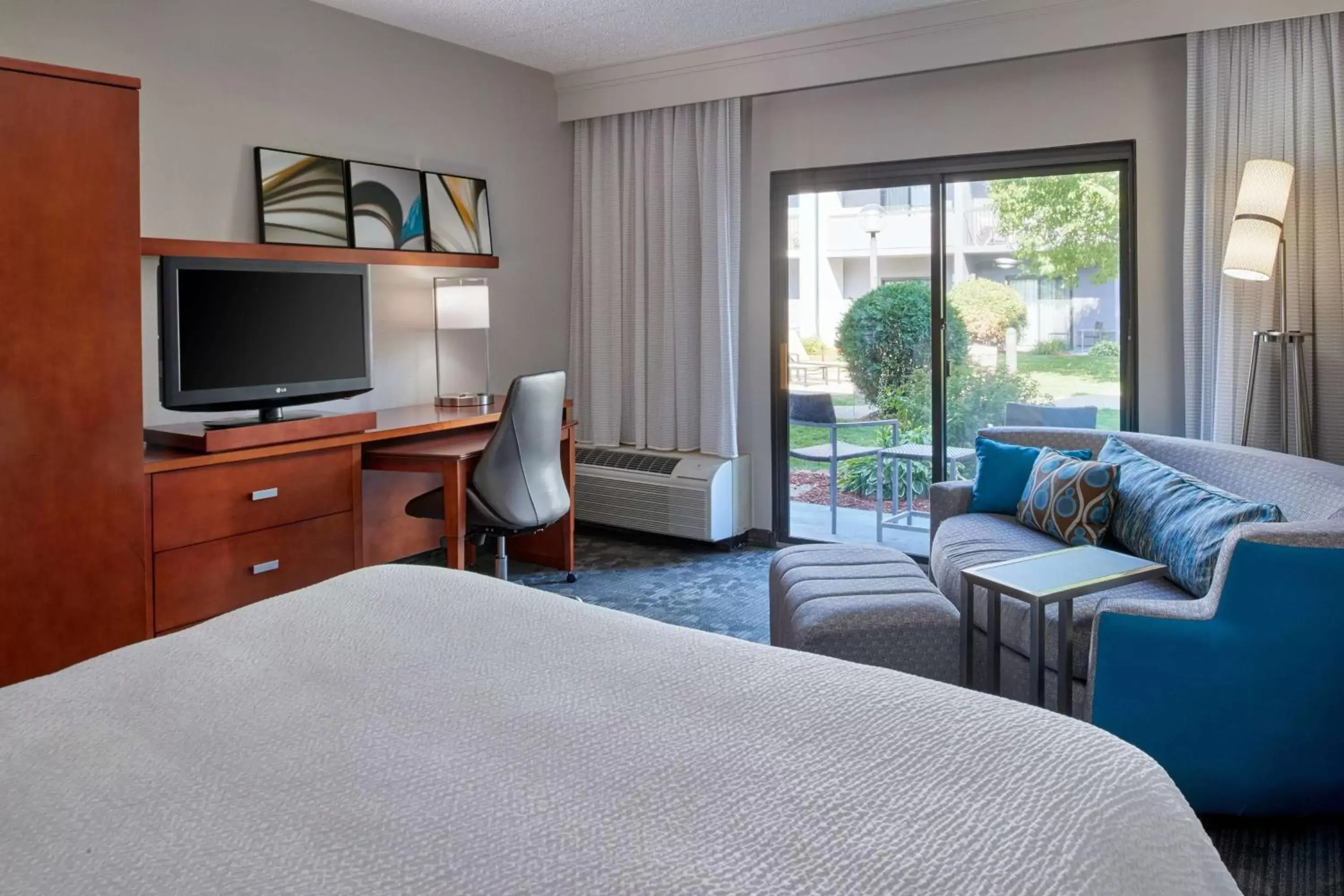 Bedroom, TV/Entertainment Center in Sonesta Select Minneapolis Eden Prairie