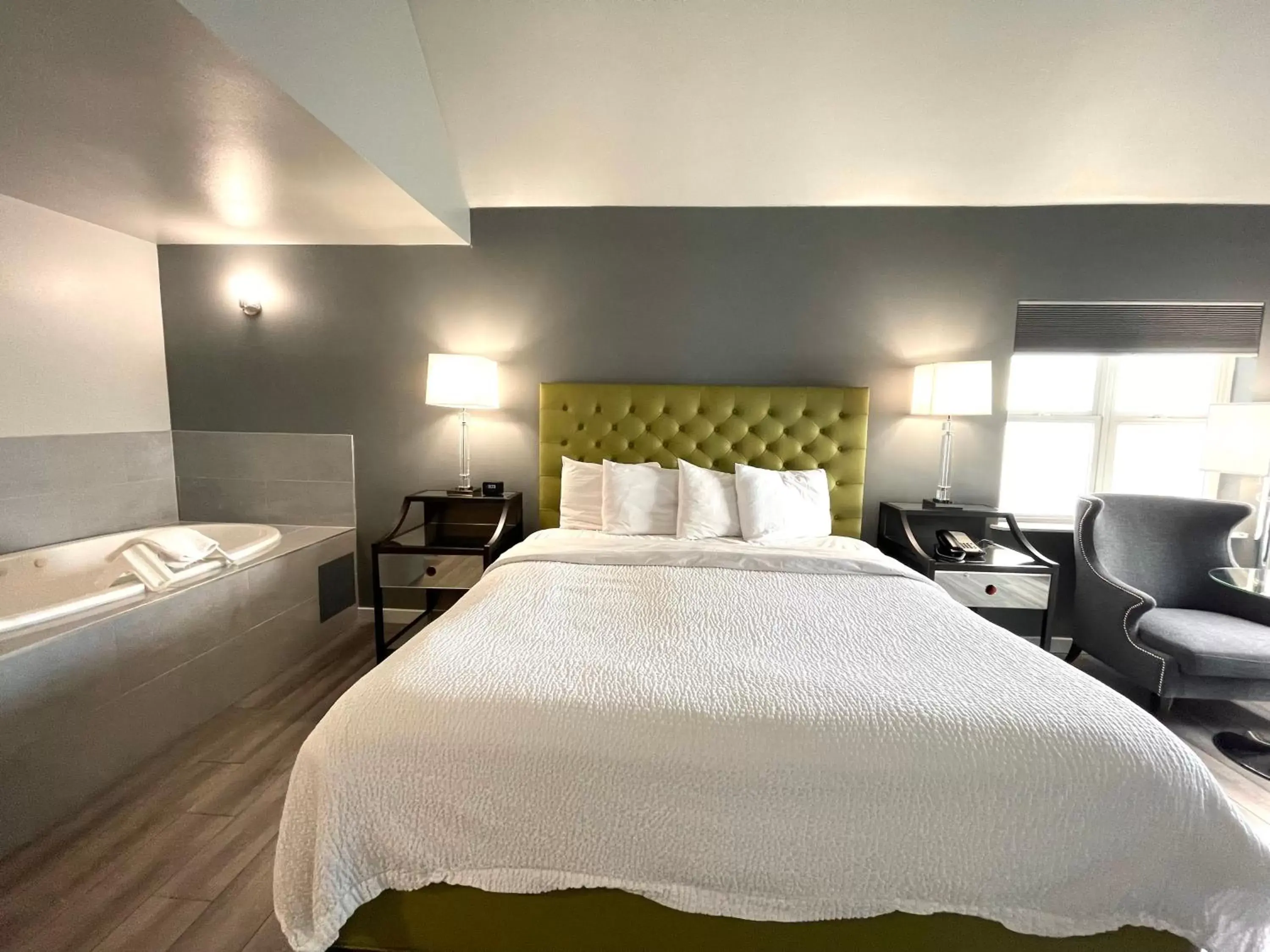 Bedroom, Bed in Tides Inn & Suites