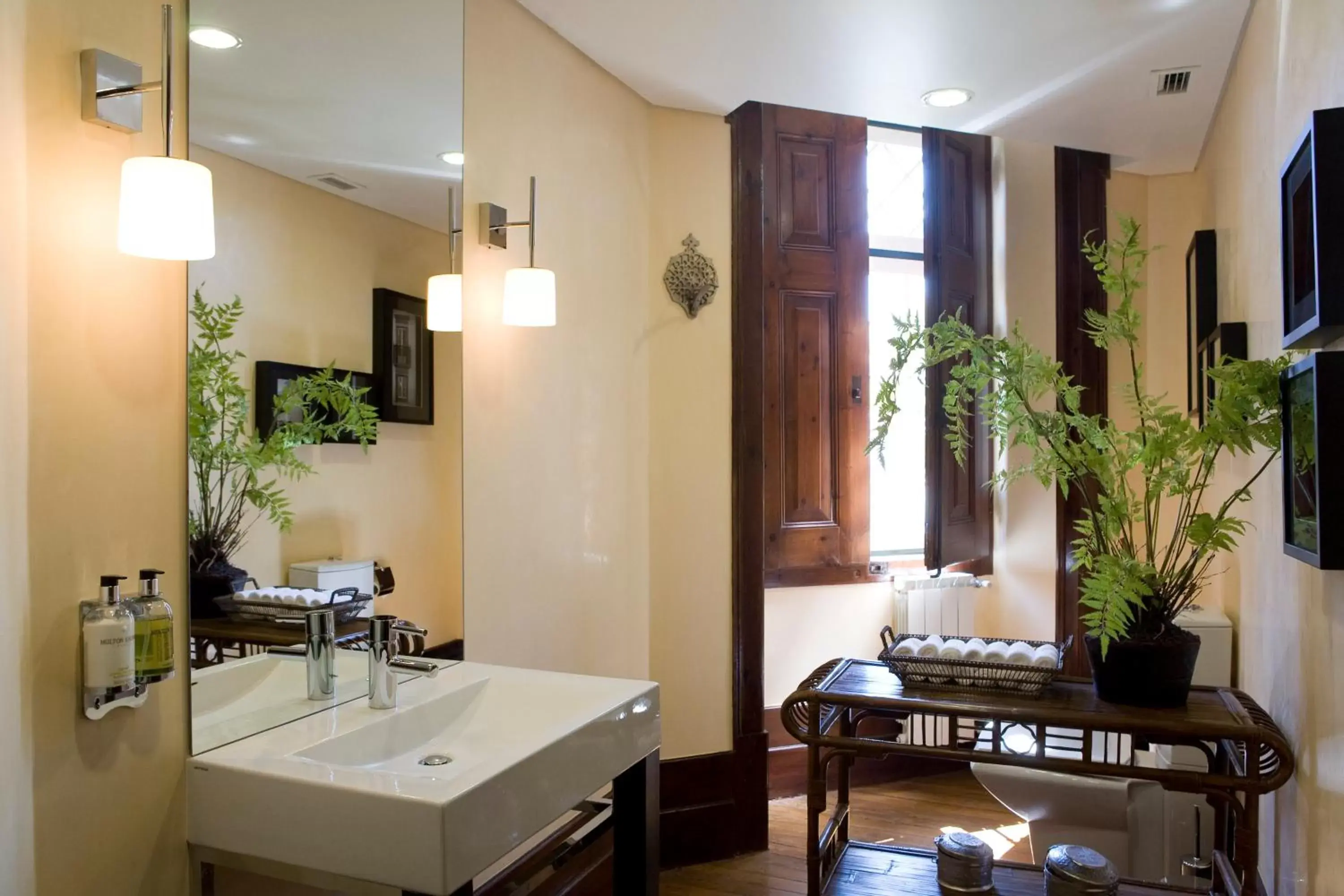 Toilet, Bathroom in Hotel Lusitano