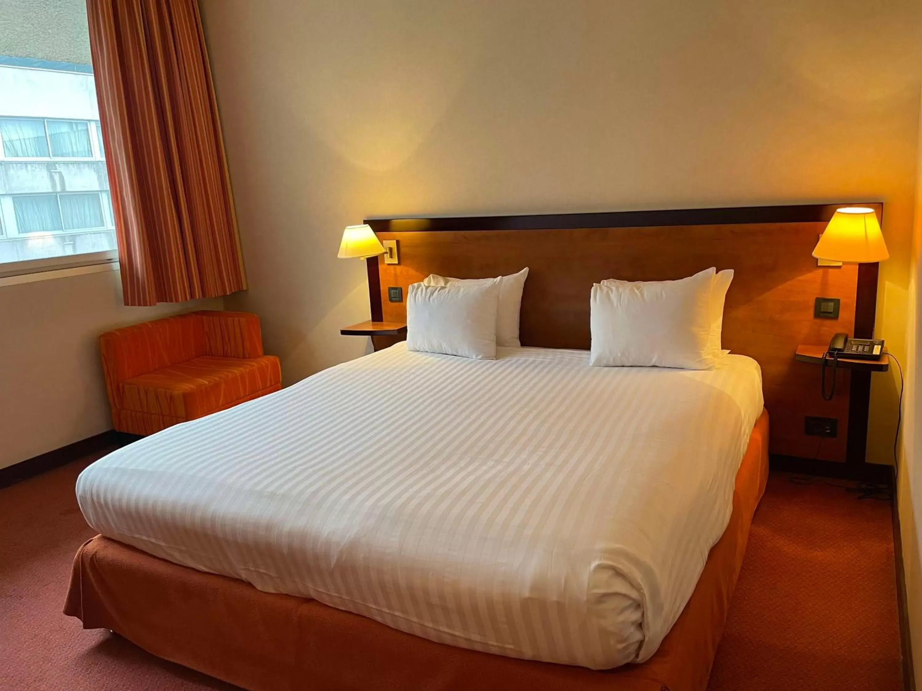 Bed in Hotel du Parc Bougival
