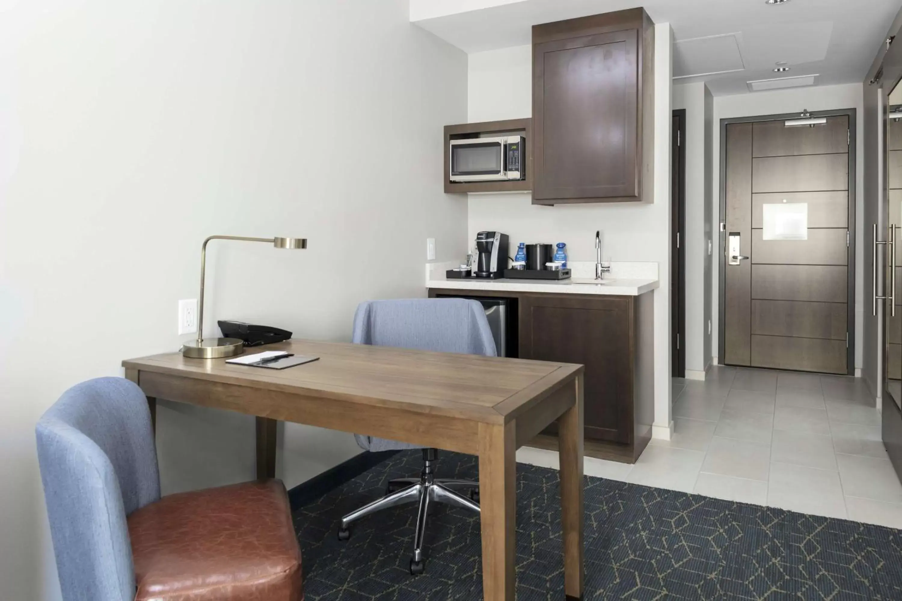 Bedroom, Kitchen/Kitchenette in Embassy Suites By Hilton Grand Rapids Downtown