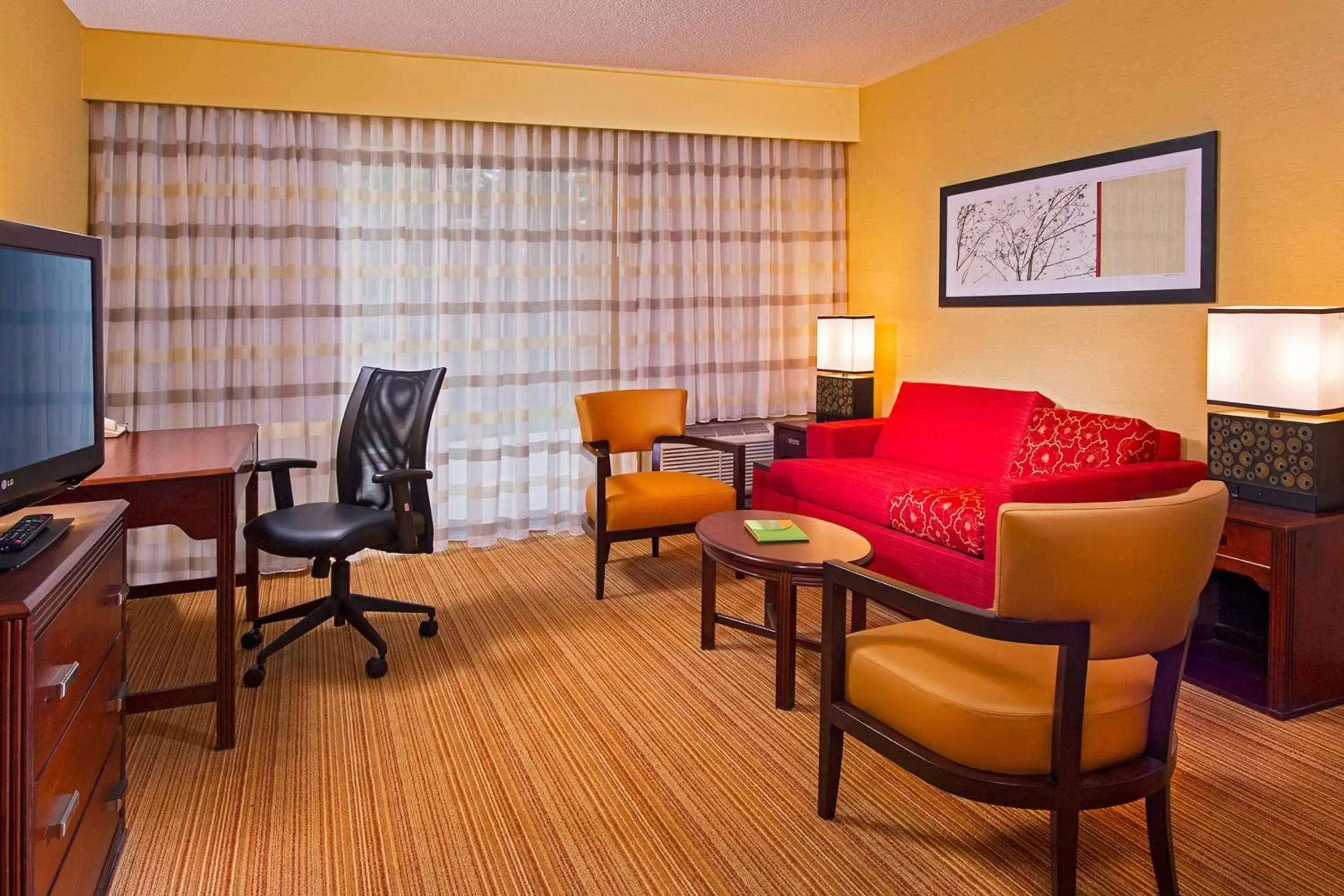 Bedroom, Seating Area in Courtyard by Marriott Richmond Northwest