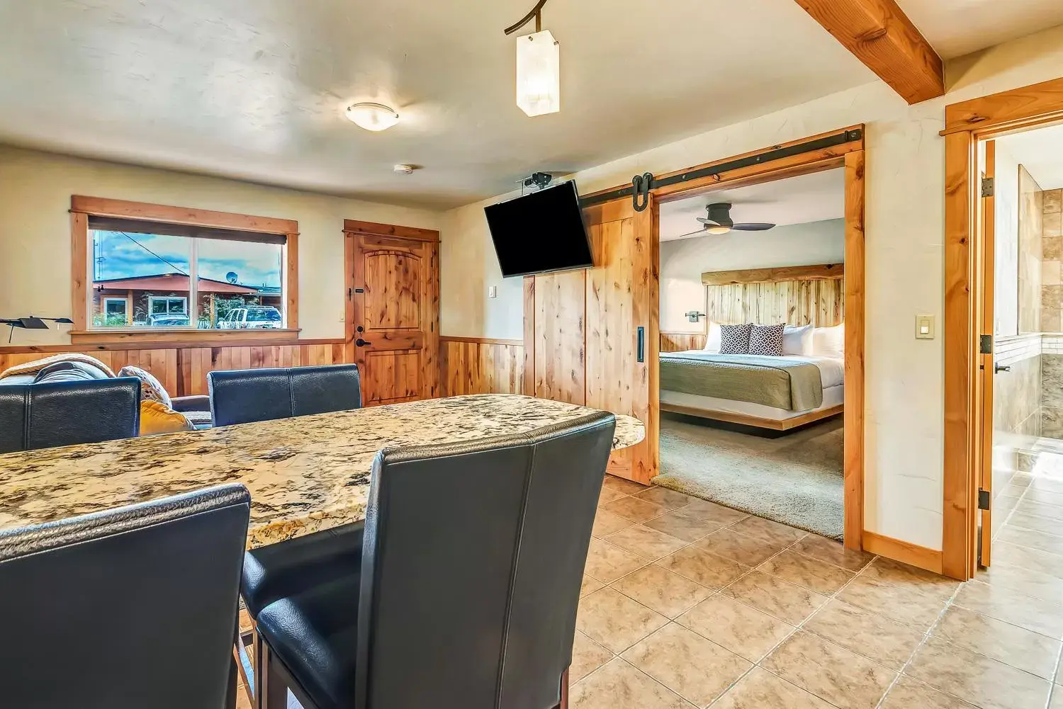 TV and multimedia, Dining Area in Wall Street Suites