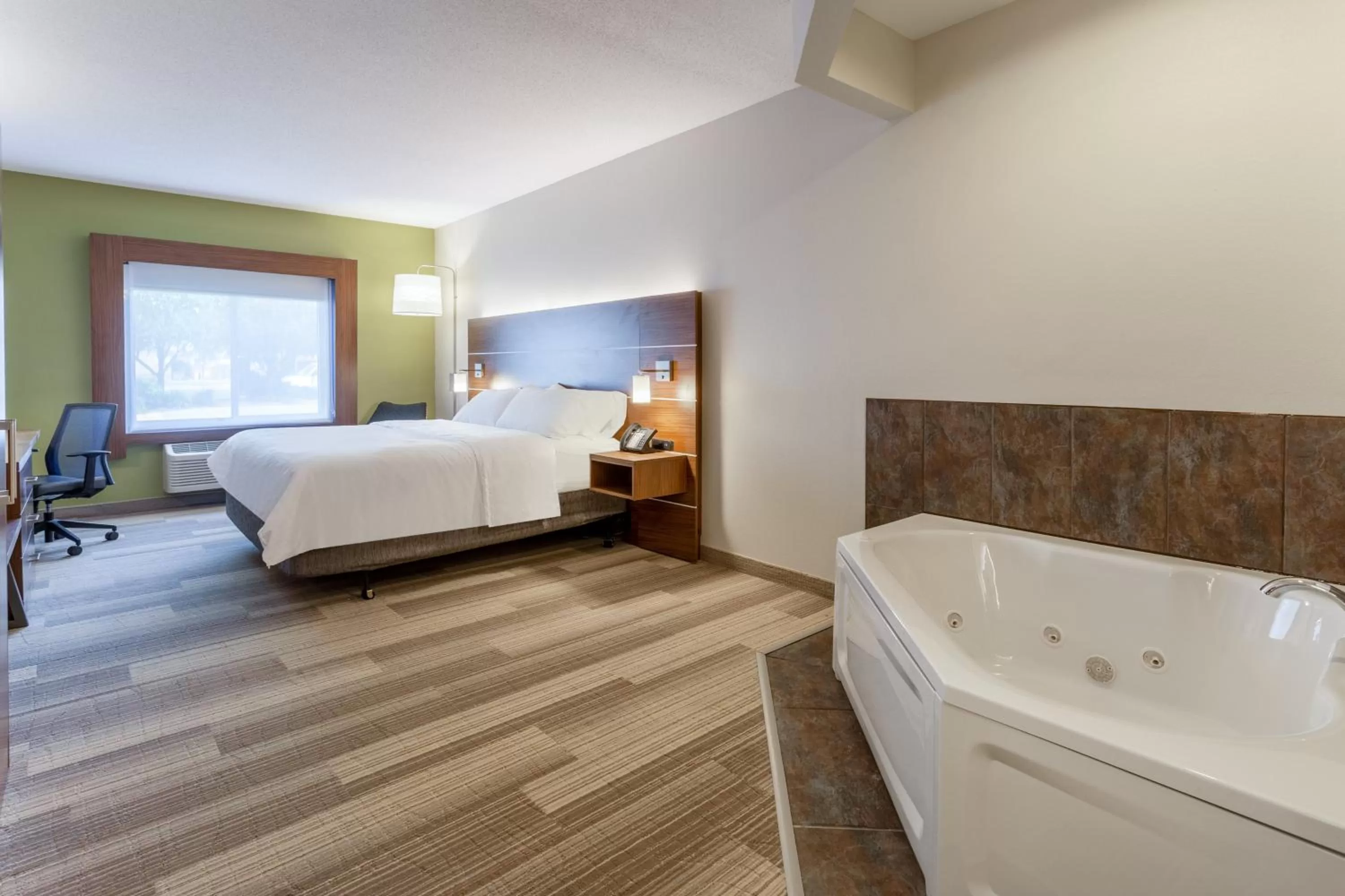 Photo of the whole room, Bed in Holiday Inn Express Hotel & Suites Burlington by IHG