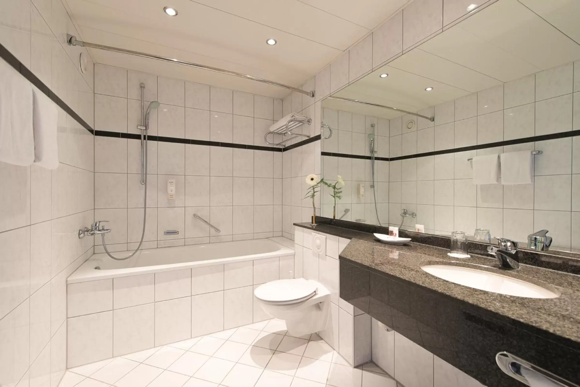 Bathroom in Leonardo Hotel Köln Bonn Airport
