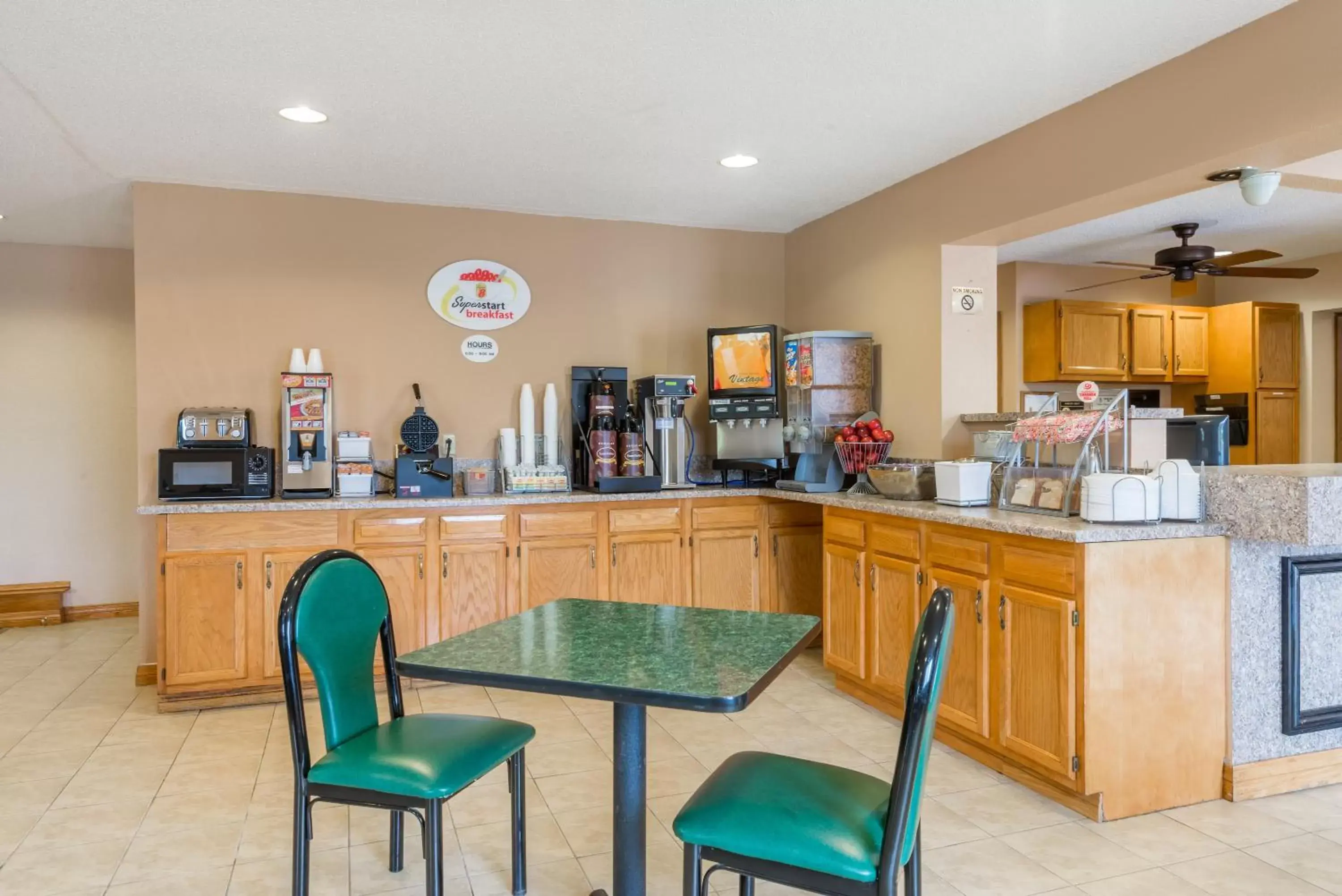 Continental breakfast, Restaurant/Places to Eat in Super 8 by Wyndham Bridgeport/Clarksburg Area