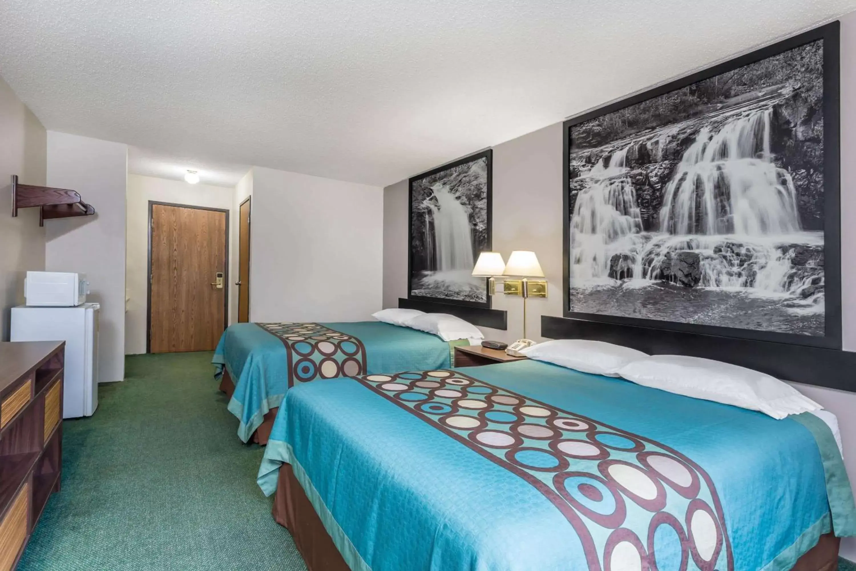 Photo of the whole room, Bed in Super 8 by Wyndham Reedsburg